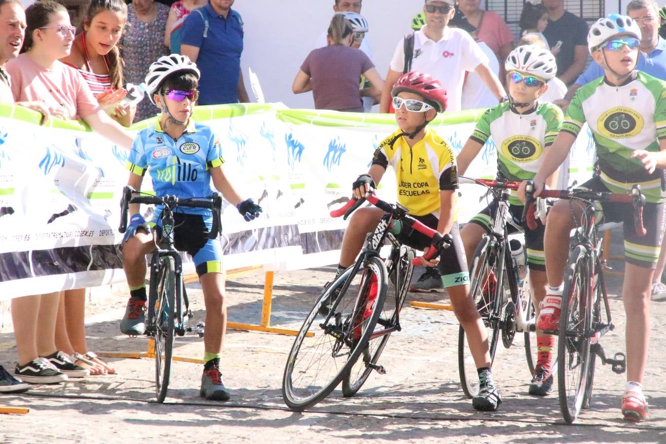 El barrio de 'Santa Catalina' de Jerez de los Caballeros ha acogido, esta mañana, la tercera prueba del Gran Premio Diputación de Badajoz 'Copa Escuelas de ciclismo en carretera', organizada por el Club Ciclista Jerez de los Caballeros y la Federación Extremeña de Ciclismo.Una competición de ciclismo que, como ya adelantó HOY Jerez, fue creada por la Federación Extremeña de Ciclismo con el objetivo de fomentar y seguir practicando deporte cuando ya han terminado todos los circuitos que se celebran durante el curso académico. En la citada prueba, han participado diferentes categorías: cadete, promesa, junior, principiante, alevín e infantil.Juan Luis Soriano, presidente del Club Ciclista Jerez, ha manifestado su satisfacción por el buen desarrollo de la jornada, «este tipo de pruebas son fundamentales para hacer cantera y promover este deporte entre los más pequeños».