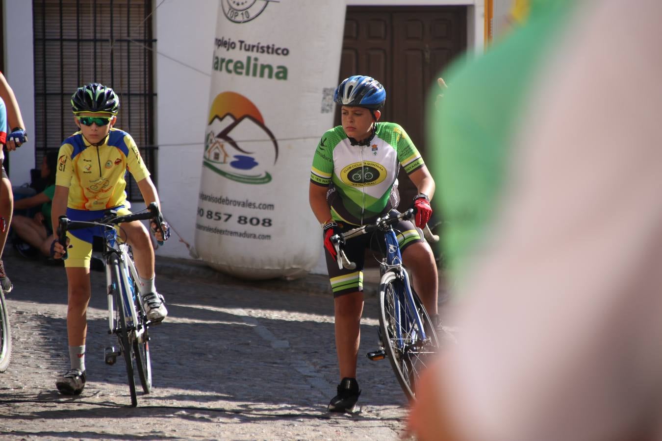 El barrio de 'Santa Catalina' de Jerez de los Caballeros ha acogido, esta mañana, la tercera prueba del Gran Premio Diputación de Badajoz 'Copa Escuelas de ciclismo en carretera', organizada por el Club Ciclista Jerez de los Caballeros y la Federación Extremeña de Ciclismo.Una competición de ciclismo que, como ya adelantó HOY Jerez, fue creada por la Federación Extremeña de Ciclismo con el objetivo de fomentar y seguir practicando deporte cuando ya han terminado todos los circuitos que se celebran durante el curso académico. En la citada prueba, han participado diferentes categorías: cadete, promesa, junior, principiante, alevín e infantil.Juan Luis Soriano, presidente del Club Ciclista Jerez, ha manifestado su satisfacción por el buen desarrollo de la jornada, «este tipo de pruebas son fundamentales para hacer cantera y promover este deporte entre los más pequeños».