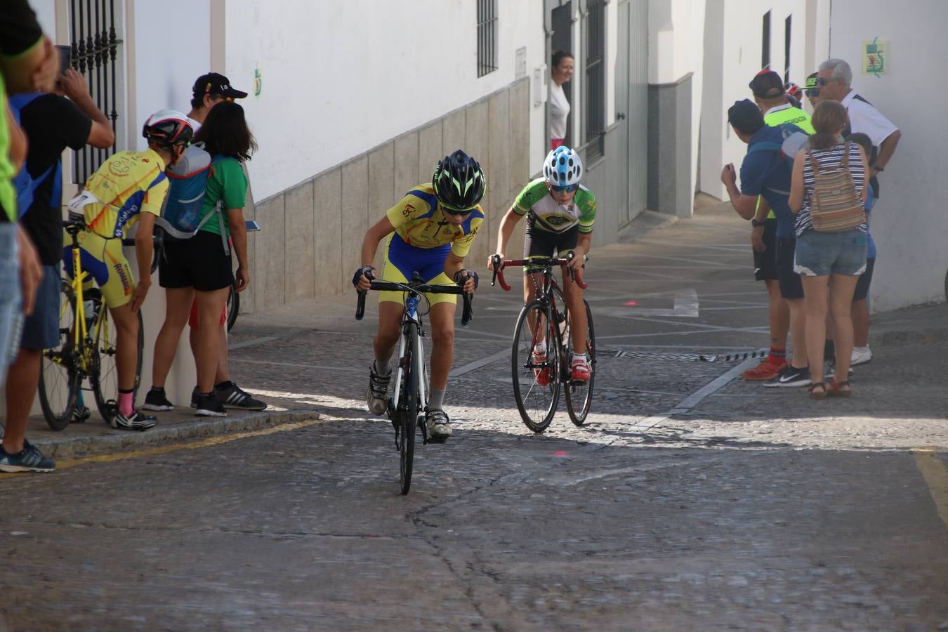 El barrio de 'Santa Catalina' de Jerez de los Caballeros ha acogido, esta mañana, la tercera prueba del Gran Premio Diputación de Badajoz 'Copa Escuelas de ciclismo en carretera', organizada por el Club Ciclista Jerez de los Caballeros y la Federación Extremeña de Ciclismo.Una competición de ciclismo que, como ya adelantó HOY Jerez, fue creada por la Federación Extremeña de Ciclismo con el objetivo de fomentar y seguir practicando deporte cuando ya han terminado todos los circuitos que se celebran durante el curso académico. En la citada prueba, han participado diferentes categorías: cadete, promesa, junior, principiante, alevín e infantil.Juan Luis Soriano, presidente del Club Ciclista Jerez, ha manifestado su satisfacción por el buen desarrollo de la jornada, «este tipo de pruebas son fundamentales para hacer cantera y promover este deporte entre los más pequeños».