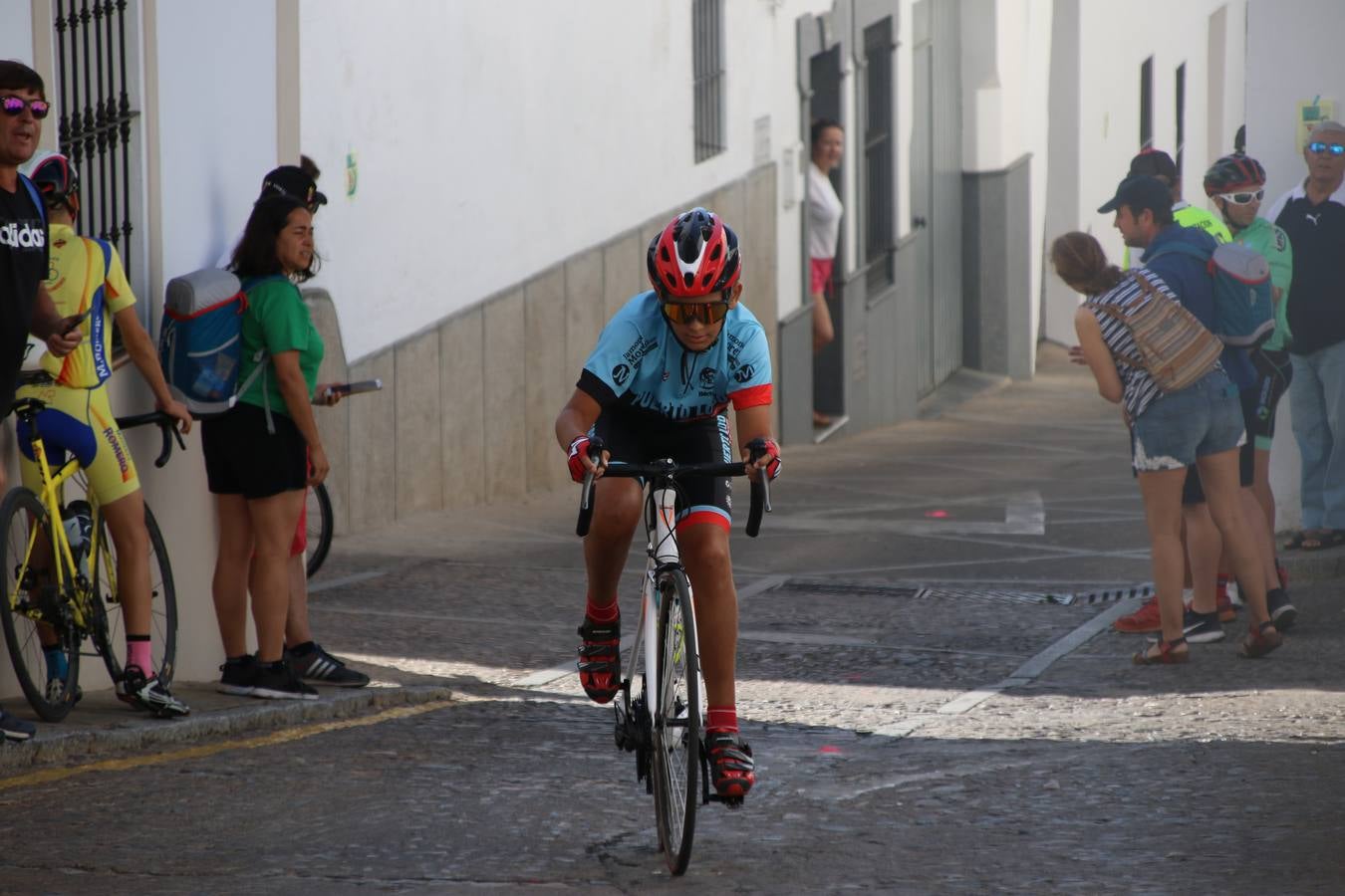 El barrio de 'Santa Catalina' de Jerez de los Caballeros ha acogido, esta mañana, la tercera prueba del Gran Premio Diputación de Badajoz 'Copa Escuelas de ciclismo en carretera', organizada por el Club Ciclista Jerez de los Caballeros y la Federación Extremeña de Ciclismo.Una competición de ciclismo que, como ya adelantó HOY Jerez, fue creada por la Federación Extremeña de Ciclismo con el objetivo de fomentar y seguir practicando deporte cuando ya han terminado todos los circuitos que se celebran durante el curso académico. En la citada prueba, han participado diferentes categorías: cadete, promesa, junior, principiante, alevín e infantil.Juan Luis Soriano, presidente del Club Ciclista Jerez, ha manifestado su satisfacción por el buen desarrollo de la jornada, «este tipo de pruebas son fundamentales para hacer cantera y promover este deporte entre los más pequeños».