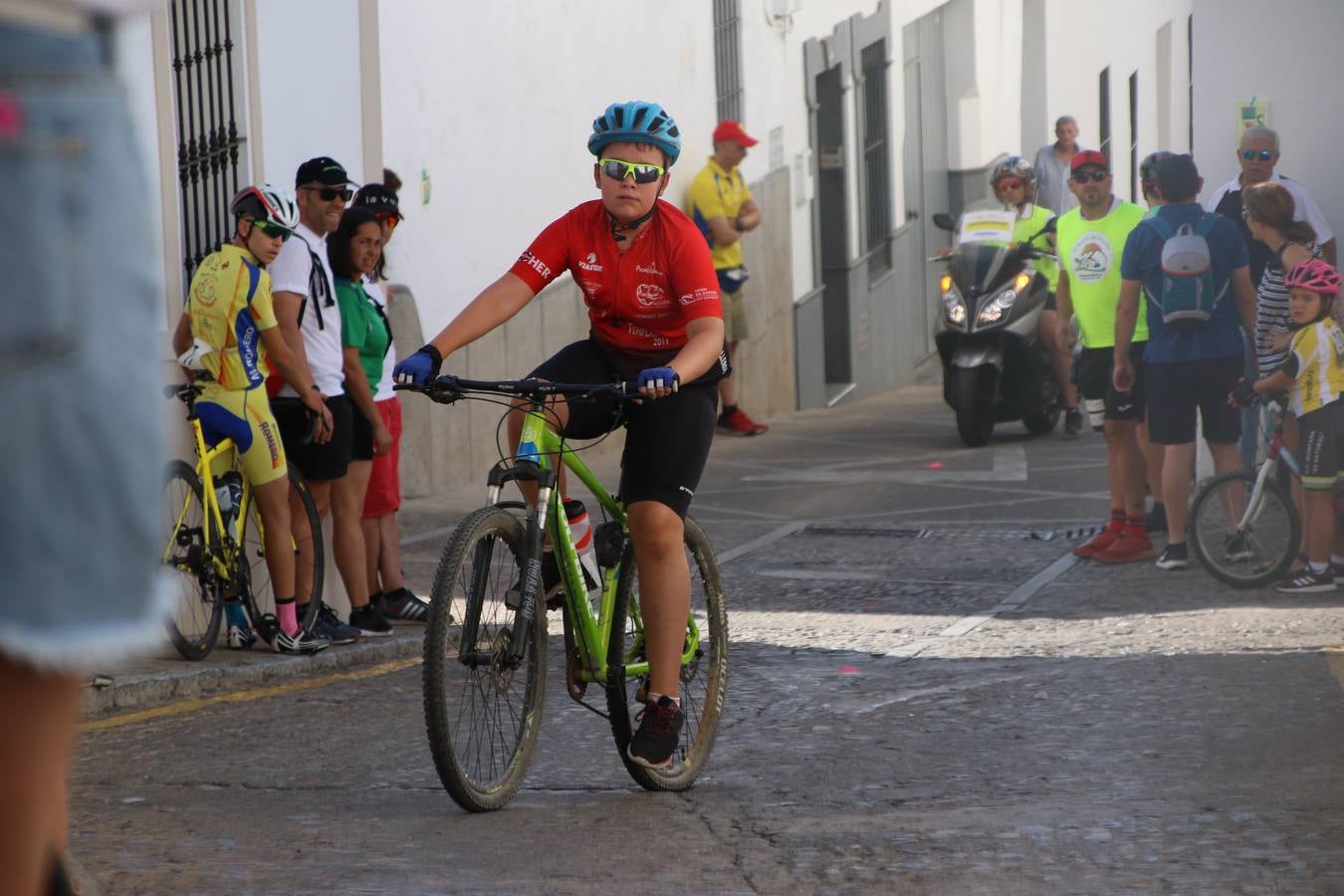 El barrio de 'Santa Catalina' de Jerez de los Caballeros ha acogido, esta mañana, la tercera prueba del Gran Premio Diputación de Badajoz 'Copa Escuelas de ciclismo en carretera', organizada por el Club Ciclista Jerez de los Caballeros y la Federación Extremeña de Ciclismo.Una competición de ciclismo que, como ya adelantó HOY Jerez, fue creada por la Federación Extremeña de Ciclismo con el objetivo de fomentar y seguir practicando deporte cuando ya han terminado todos los circuitos que se celebran durante el curso académico. En la citada prueba, han participado diferentes categorías: cadete, promesa, junior, principiante, alevín e infantil.Juan Luis Soriano, presidente del Club Ciclista Jerez, ha manifestado su satisfacción por el buen desarrollo de la jornada, «este tipo de pruebas son fundamentales para hacer cantera y promover este deporte entre los más pequeños».