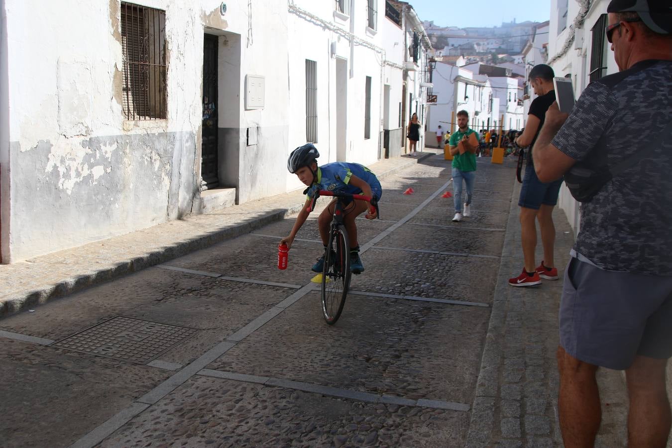 El barrio de 'Santa Catalina' de Jerez de los Caballeros ha acogido, esta mañana, la tercera prueba del Gran Premio Diputación de Badajoz 'Copa Escuelas de ciclismo en carretera', organizada por el Club Ciclista Jerez de los Caballeros y la Federación Extremeña de Ciclismo.Una competición de ciclismo que, como ya adelantó HOY Jerez, fue creada por la Federación Extremeña de Ciclismo con el objetivo de fomentar y seguir practicando deporte cuando ya han terminado todos los circuitos que se celebran durante el curso académico. En la citada prueba, han participado diferentes categorías: cadete, promesa, junior, principiante, alevín e infantil.Juan Luis Soriano, presidente del Club Ciclista Jerez, ha manifestado su satisfacción por el buen desarrollo de la jornada, «este tipo de pruebas son fundamentales para hacer cantera y promover este deporte entre los más pequeños».