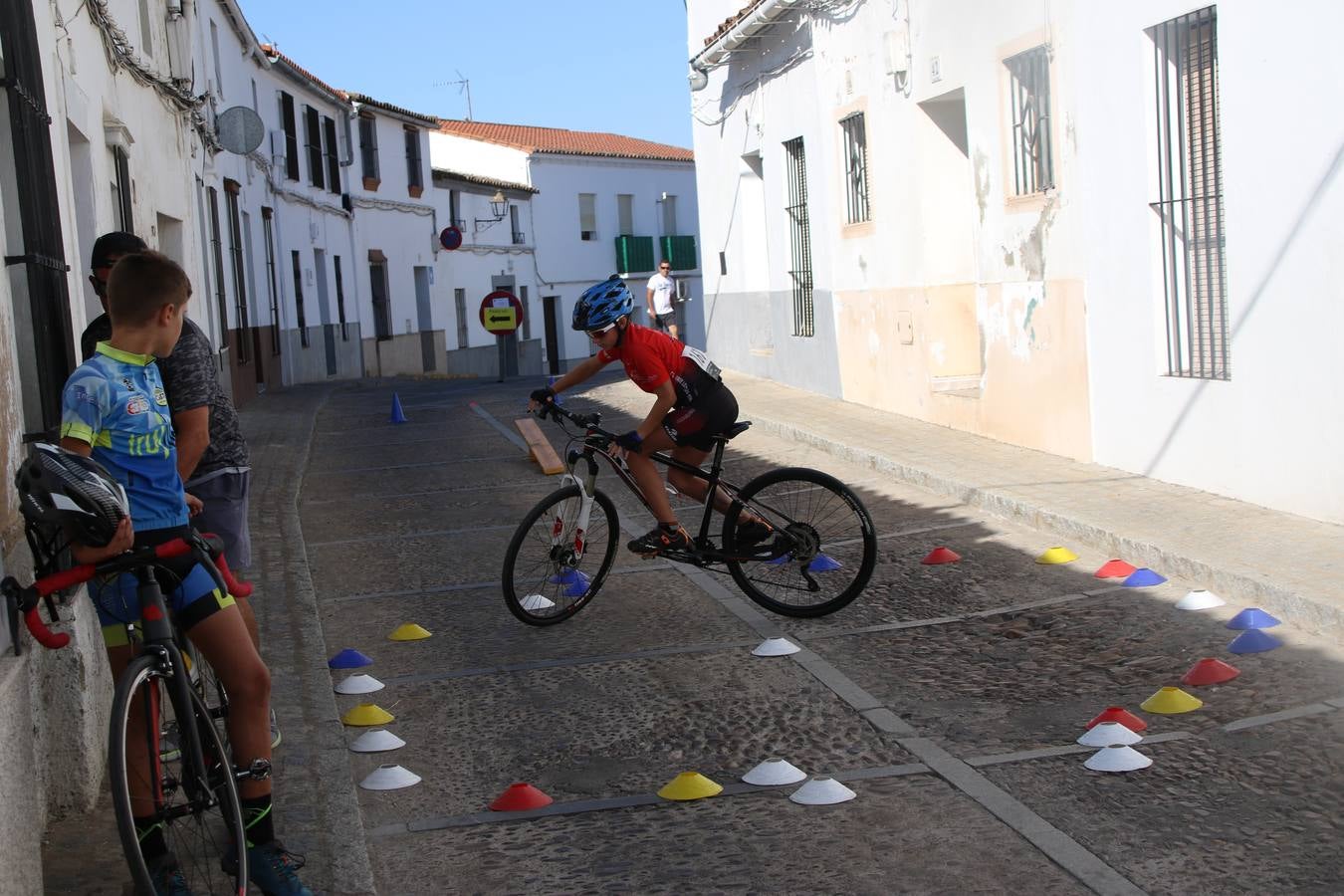 El barrio de 'Santa Catalina' de Jerez de los Caballeros ha acogido, esta mañana, la tercera prueba del Gran Premio Diputación de Badajoz 'Copa Escuelas de ciclismo en carretera', organizada por el Club Ciclista Jerez de los Caballeros y la Federación Extremeña de Ciclismo.Una competición de ciclismo que, como ya adelantó HOY Jerez, fue creada por la Federación Extremeña de Ciclismo con el objetivo de fomentar y seguir practicando deporte cuando ya han terminado todos los circuitos que se celebran durante el curso académico. En la citada prueba, han participado diferentes categorías: cadete, promesa, junior, principiante, alevín e infantil.Juan Luis Soriano, presidente del Club Ciclista Jerez, ha manifestado su satisfacción por el buen desarrollo de la jornada, «este tipo de pruebas son fundamentales para hacer cantera y promover este deporte entre los más pequeños».