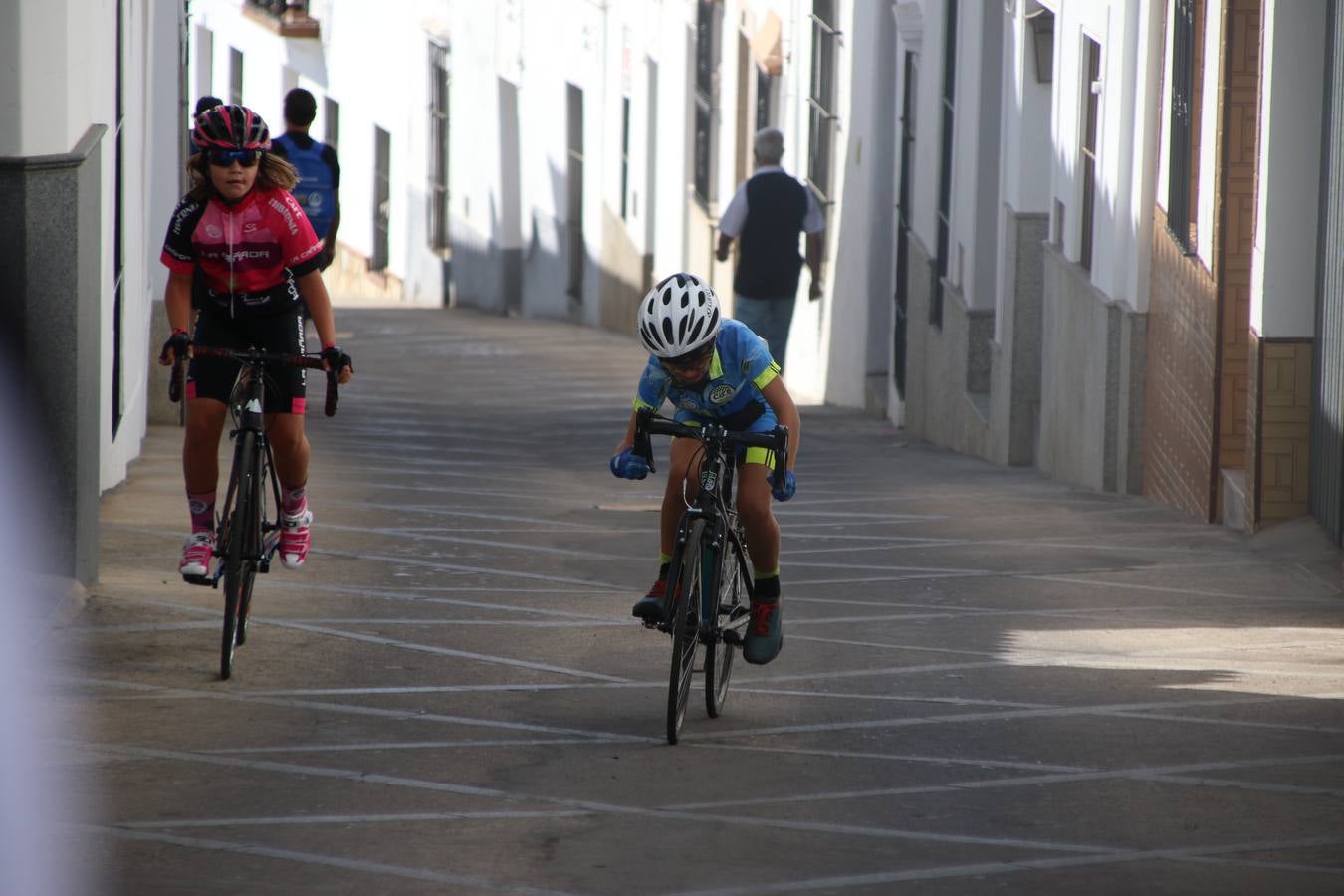 El barrio de 'Santa Catalina' de Jerez de los Caballeros ha acogido, esta mañana, la tercera prueba del Gran Premio Diputación de Badajoz 'Copa Escuelas de ciclismo en carretera', organizada por el Club Ciclista Jerez de los Caballeros y la Federación Extremeña de Ciclismo.Una competición de ciclismo que, como ya adelantó HOY Jerez, fue creada por la Federación Extremeña de Ciclismo con el objetivo de fomentar y seguir practicando deporte cuando ya han terminado todos los circuitos que se celebran durante el curso académico. En la citada prueba, han participado diferentes categorías: cadete, promesa, junior, principiante, alevín e infantil.Juan Luis Soriano, presidente del Club Ciclista Jerez, ha manifestado su satisfacción por el buen desarrollo de la jornada, «este tipo de pruebas son fundamentales para hacer cantera y promover este deporte entre los más pequeños».