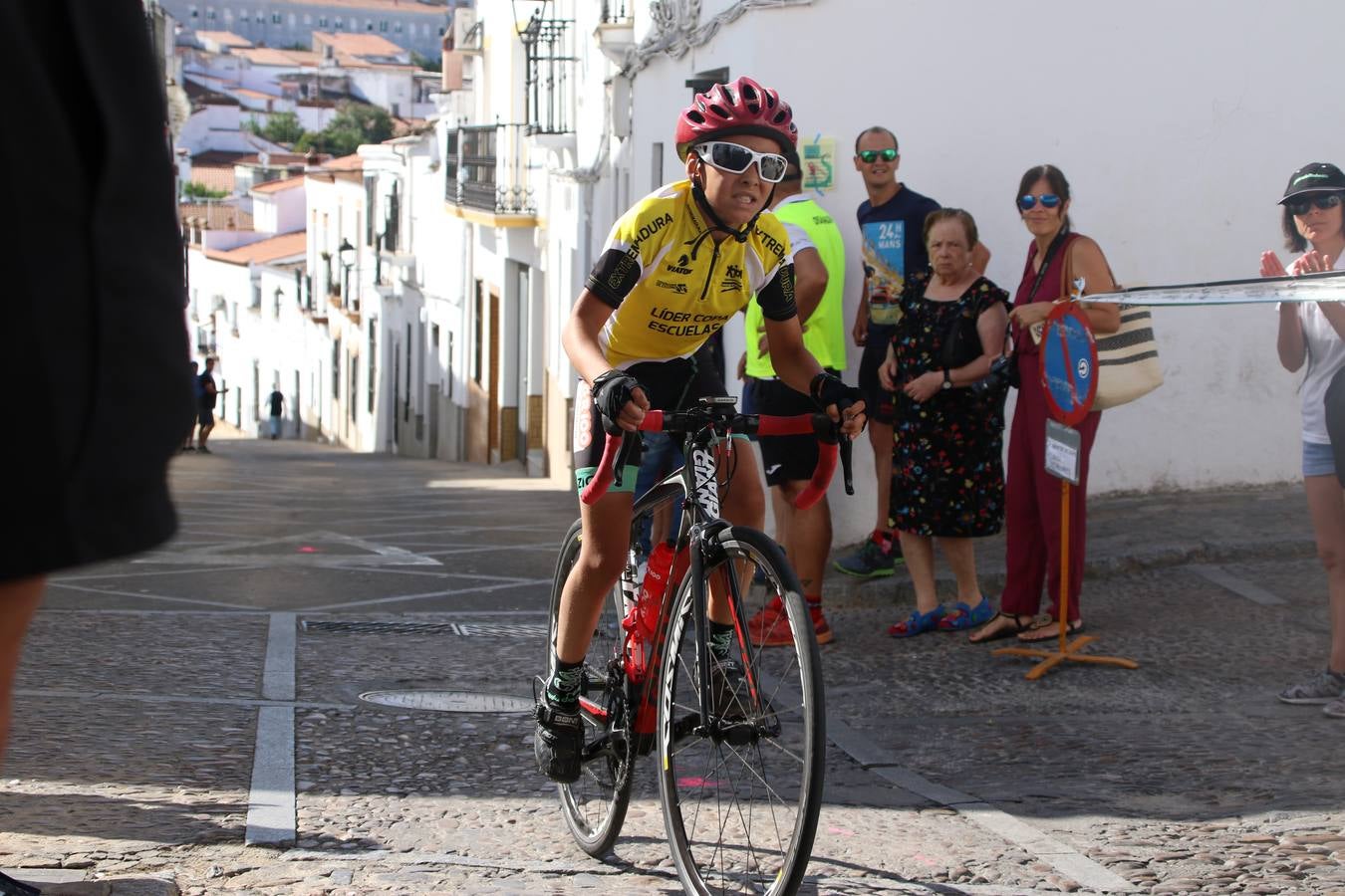 El barrio de 'Santa Catalina' de Jerez de los Caballeros ha acogido, esta mañana, la tercera prueba del Gran Premio Diputación de Badajoz 'Copa Escuelas de ciclismo en carretera', organizada por el Club Ciclista Jerez de los Caballeros y la Federación Extremeña de Ciclismo.Una competición de ciclismo que, como ya adelantó HOY Jerez, fue creada por la Federación Extremeña de Ciclismo con el objetivo de fomentar y seguir practicando deporte cuando ya han terminado todos los circuitos que se celebran durante el curso académico. En la citada prueba, han participado diferentes categorías: cadete, promesa, junior, principiante, alevín e infantil.Juan Luis Soriano, presidente del Club Ciclista Jerez, ha manifestado su satisfacción por el buen desarrollo de la jornada, «este tipo de pruebas son fundamentales para hacer cantera y promover este deporte entre los más pequeños».