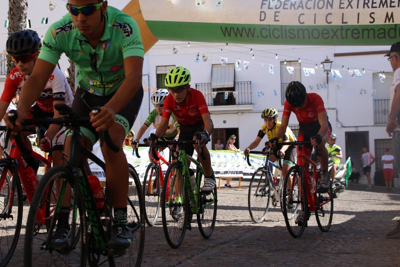 El barrio de 'Santa Catalina' de Jerez de los Caballeros ha acogido, esta mañana, la tercera prueba del Gran Premio Diputación de Badajoz 'Copa Escuelas de ciclismo en carretera', organizada por el Club Ciclista Jerez de los Caballeros y la Federación Extremeña de Ciclismo.Una competición de ciclismo que, como ya adelantó HOY Jerez, fue creada por la Federación Extremeña de Ciclismo con el objetivo de fomentar y seguir practicando deporte cuando ya han terminado todos los circuitos que se celebran durante el curso académico. En la citada prueba, han participado diferentes categorías: cadete, promesa, junior, principiante, alevín e infantil.Juan Luis Soriano, presidente del Club Ciclista Jerez, ha manifestado su satisfacción por el buen desarrollo de la jornada, «este tipo de pruebas son fundamentales para hacer cantera y promover este deporte entre los más pequeños».