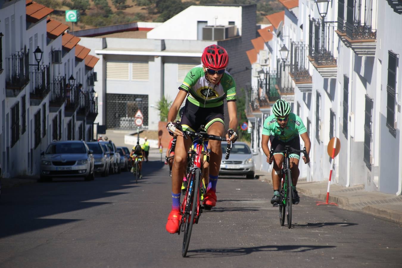 El barrio de 'Santa Catalina' de Jerez de los Caballeros ha acogido, esta mañana, la tercera prueba del Gran Premio Diputación de Badajoz 'Copa Escuelas de ciclismo en carretera', organizada por el Club Ciclista Jerez de los Caballeros y la Federación Extremeña de Ciclismo.Una competición de ciclismo que, como ya adelantó HOY Jerez, fue creada por la Federación Extremeña de Ciclismo con el objetivo de fomentar y seguir practicando deporte cuando ya han terminado todos los circuitos que se celebran durante el curso académico. En la citada prueba, han participado diferentes categorías: cadete, promesa, junior, principiante, alevín e infantil.Juan Luis Soriano, presidente del Club Ciclista Jerez, ha manifestado su satisfacción por el buen desarrollo de la jornada, «este tipo de pruebas son fundamentales para hacer cantera y promover este deporte entre los más pequeños».