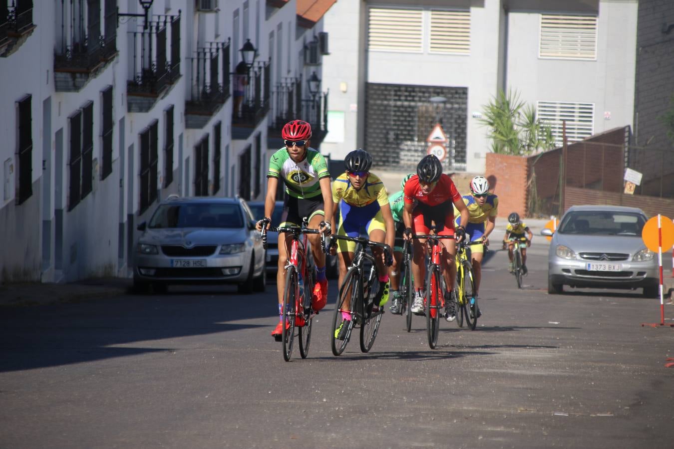 El barrio de 'Santa Catalina' de Jerez de los Caballeros ha acogido, esta mañana, la tercera prueba del Gran Premio Diputación de Badajoz 'Copa Escuelas de ciclismo en carretera', organizada por el Club Ciclista Jerez de los Caballeros y la Federación Extremeña de Ciclismo.Una competición de ciclismo que, como ya adelantó HOY Jerez, fue creada por la Federación Extremeña de Ciclismo con el objetivo de fomentar y seguir practicando deporte cuando ya han terminado todos los circuitos que se celebran durante el curso académico. En la citada prueba, han participado diferentes categorías: cadete, promesa, junior, principiante, alevín e infantil.Juan Luis Soriano, presidente del Club Ciclista Jerez, ha manifestado su satisfacción por el buen desarrollo de la jornada, «este tipo de pruebas son fundamentales para hacer cantera y promover este deporte entre los más pequeños».