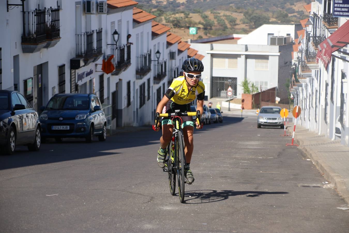 El barrio de 'Santa Catalina' de Jerez de los Caballeros ha acogido, esta mañana, la tercera prueba del Gran Premio Diputación de Badajoz 'Copa Escuelas de ciclismo en carretera', organizada por el Club Ciclista Jerez de los Caballeros y la Federación Extremeña de Ciclismo.Una competición de ciclismo que, como ya adelantó HOY Jerez, fue creada por la Federación Extremeña de Ciclismo con el objetivo de fomentar y seguir practicando deporte cuando ya han terminado todos los circuitos que se celebran durante el curso académico. En la citada prueba, han participado diferentes categorías: cadete, promesa, junior, principiante, alevín e infantil.Juan Luis Soriano, presidente del Club Ciclista Jerez, ha manifestado su satisfacción por el buen desarrollo de la jornada, «este tipo de pruebas son fundamentales para hacer cantera y promover este deporte entre los más pequeños».