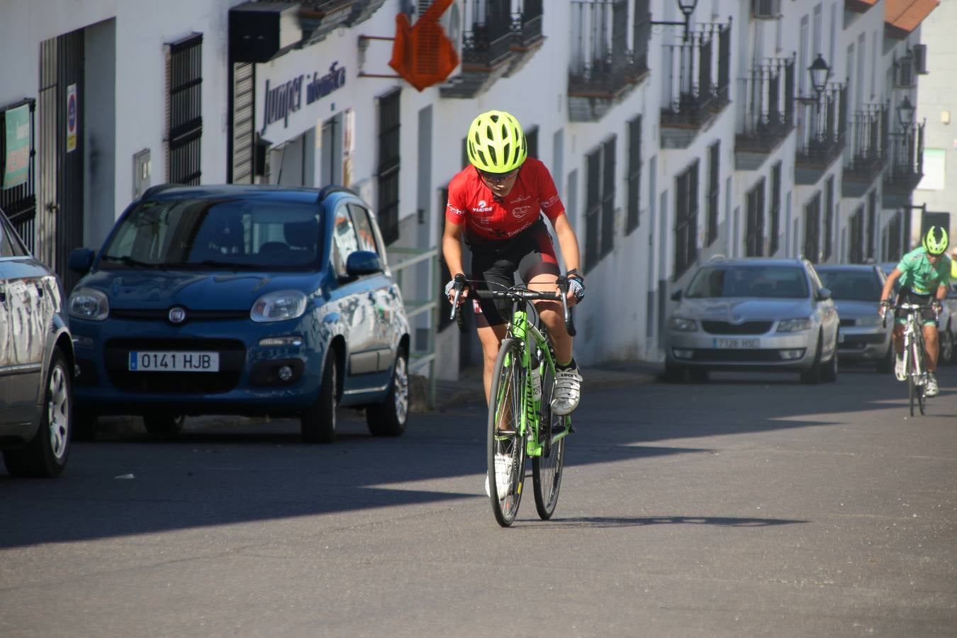 El barrio de 'Santa Catalina' de Jerez de los Caballeros ha acogido, esta mañana, la tercera prueba del Gran Premio Diputación de Badajoz 'Copa Escuelas de ciclismo en carretera', organizada por el Club Ciclista Jerez de los Caballeros y la Federación Extremeña de Ciclismo.Una competición de ciclismo que, como ya adelantó HOY Jerez, fue creada por la Federación Extremeña de Ciclismo con el objetivo de fomentar y seguir practicando deporte cuando ya han terminado todos los circuitos que se celebran durante el curso académico. En la citada prueba, han participado diferentes categorías: cadete, promesa, junior, principiante, alevín e infantil.Juan Luis Soriano, presidente del Club Ciclista Jerez, ha manifestado su satisfacción por el buen desarrollo de la jornada, «este tipo de pruebas son fundamentales para hacer cantera y promover este deporte entre los más pequeños».