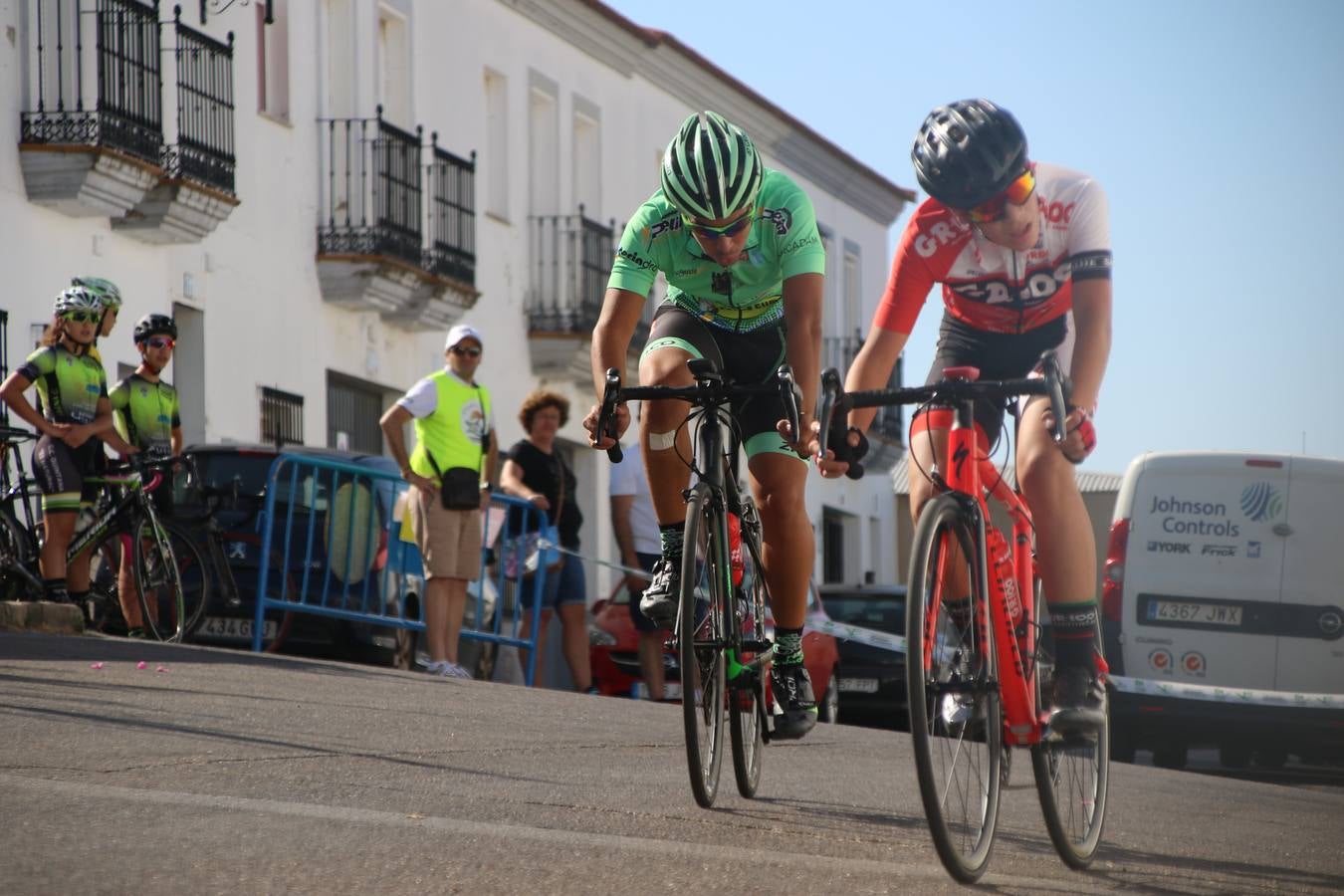 El barrio de 'Santa Catalina' de Jerez de los Caballeros ha acogido, esta mañana, la tercera prueba del Gran Premio Diputación de Badajoz 'Copa Escuelas de ciclismo en carretera', organizada por el Club Ciclista Jerez de los Caballeros y la Federación Extremeña de Ciclismo.Una competición de ciclismo que, como ya adelantó HOY Jerez, fue creada por la Federación Extremeña de Ciclismo con el objetivo de fomentar y seguir practicando deporte cuando ya han terminado todos los circuitos que se celebran durante el curso académico. En la citada prueba, han participado diferentes categorías: cadete, promesa, junior, principiante, alevín e infantil.Juan Luis Soriano, presidente del Club Ciclista Jerez, ha manifestado su satisfacción por el buen desarrollo de la jornada, «este tipo de pruebas son fundamentales para hacer cantera y promover este deporte entre los más pequeños».