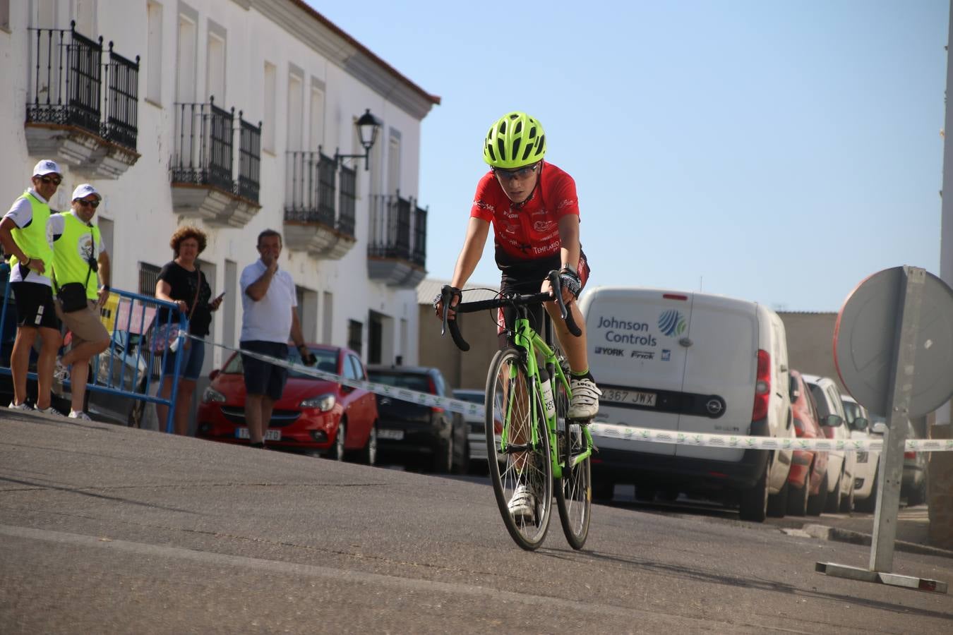 El barrio de 'Santa Catalina' de Jerez de los Caballeros ha acogido, esta mañana, la tercera prueba del Gran Premio Diputación de Badajoz 'Copa Escuelas de ciclismo en carretera', organizada por el Club Ciclista Jerez de los Caballeros y la Federación Extremeña de Ciclismo.Una competición de ciclismo que, como ya adelantó HOY Jerez, fue creada por la Federación Extremeña de Ciclismo con el objetivo de fomentar y seguir practicando deporte cuando ya han terminado todos los circuitos que se celebran durante el curso académico. En la citada prueba, han participado diferentes categorías: cadete, promesa, junior, principiante, alevín e infantil.Juan Luis Soriano, presidente del Club Ciclista Jerez, ha manifestado su satisfacción por el buen desarrollo de la jornada, «este tipo de pruebas son fundamentales para hacer cantera y promover este deporte entre los más pequeños».