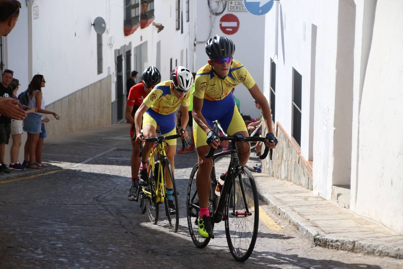 El barrio de 'Santa Catalina' de Jerez de los Caballeros ha acogido, esta mañana, la tercera prueba del Gran Premio Diputación de Badajoz 'Copa Escuelas de ciclismo en carretera', organizada por el Club Ciclista Jerez de los Caballeros y la Federación Extremeña de Ciclismo.Una competición de ciclismo que, como ya adelantó HOY Jerez, fue creada por la Federación Extremeña de Ciclismo con el objetivo de fomentar y seguir practicando deporte cuando ya han terminado todos los circuitos que se celebran durante el curso académico. En la citada prueba, han participado diferentes categorías: cadete, promesa, junior, principiante, alevín e infantil.Juan Luis Soriano, presidente del Club Ciclista Jerez, ha manifestado su satisfacción por el buen desarrollo de la jornada, «este tipo de pruebas son fundamentales para hacer cantera y promover este deporte entre los más pequeños».