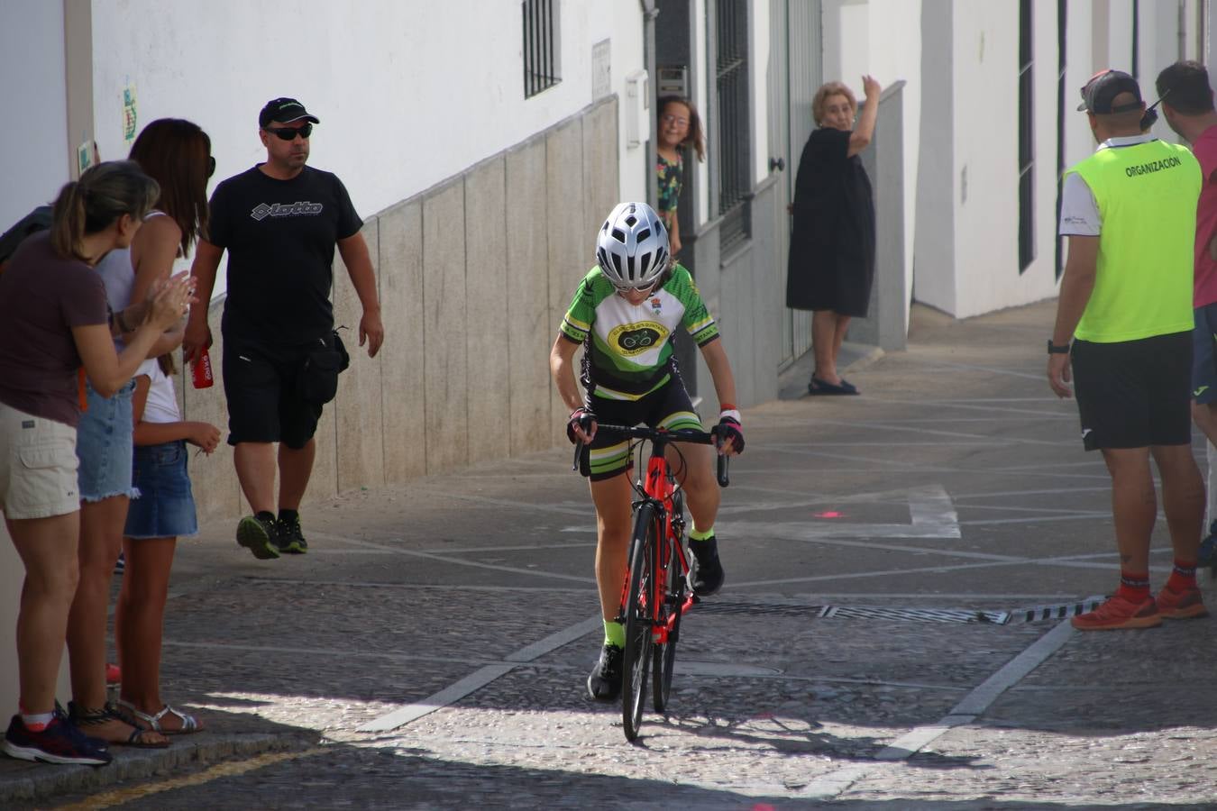 El barrio de 'Santa Catalina' de Jerez de los Caballeros ha acogido, esta mañana, la tercera prueba del Gran Premio Diputación de Badajoz 'Copa Escuelas de ciclismo en carretera', organizada por el Club Ciclista Jerez de los Caballeros y la Federación Extremeña de Ciclismo.Una competición de ciclismo que, como ya adelantó HOY Jerez, fue creada por la Federación Extremeña de Ciclismo con el objetivo de fomentar y seguir practicando deporte cuando ya han terminado todos los circuitos que se celebran durante el curso académico. En la citada prueba, han participado diferentes categorías: cadete, promesa, junior, principiante, alevín e infantil.Juan Luis Soriano, presidente del Club Ciclista Jerez, ha manifestado su satisfacción por el buen desarrollo de la jornada, «este tipo de pruebas son fundamentales para hacer cantera y promover este deporte entre los más pequeños».