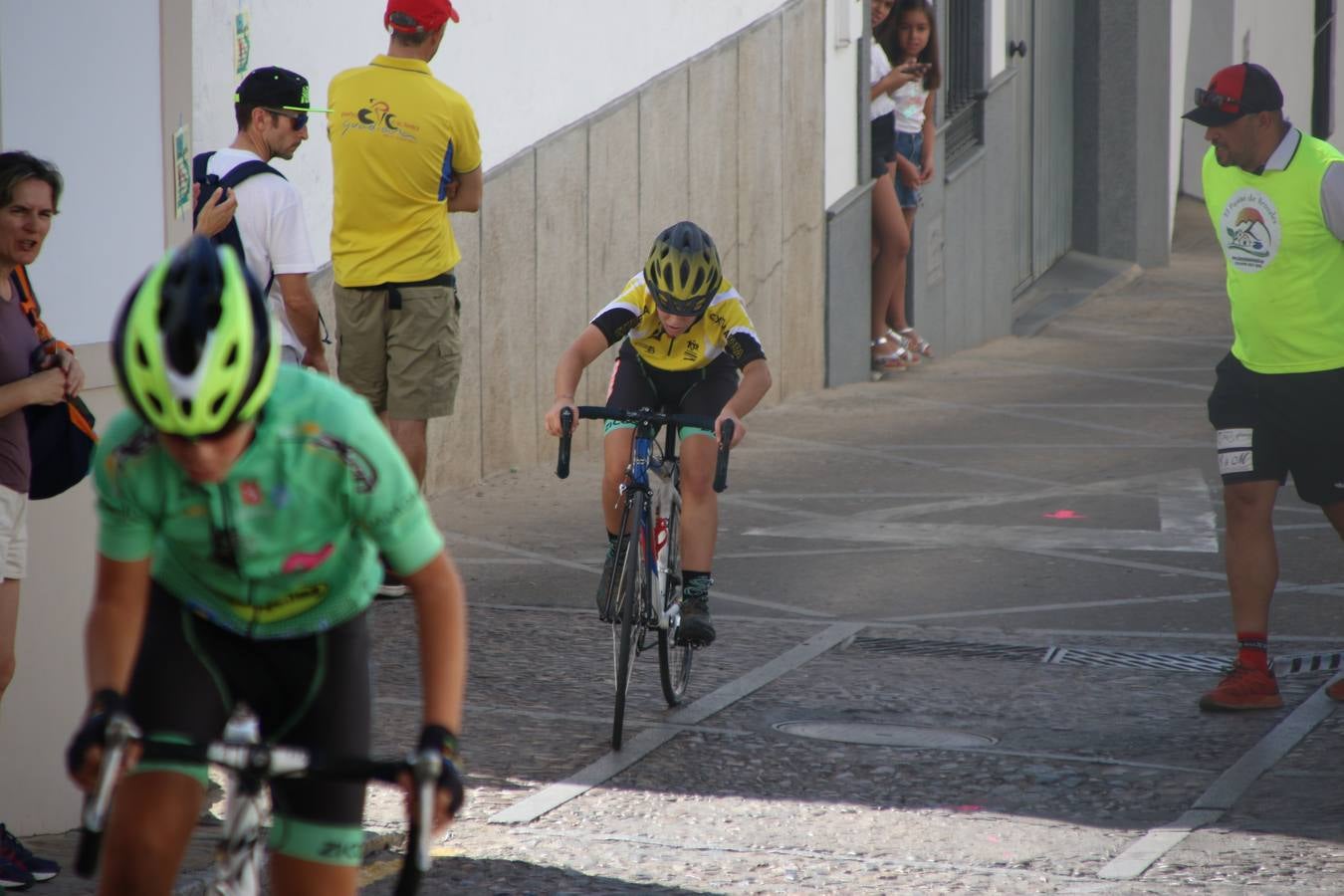 El barrio de 'Santa Catalina' de Jerez de los Caballeros ha acogido, esta mañana, la tercera prueba del Gran Premio Diputación de Badajoz 'Copa Escuelas de ciclismo en carretera', organizada por el Club Ciclista Jerez de los Caballeros y la Federación Extremeña de Ciclismo.Una competición de ciclismo que, como ya adelantó HOY Jerez, fue creada por la Federación Extremeña de Ciclismo con el objetivo de fomentar y seguir practicando deporte cuando ya han terminado todos los circuitos que se celebran durante el curso académico. En la citada prueba, han participado diferentes categorías: cadete, promesa, junior, principiante, alevín e infantil.Juan Luis Soriano, presidente del Club Ciclista Jerez, ha manifestado su satisfacción por el buen desarrollo de la jornada, «este tipo de pruebas son fundamentales para hacer cantera y promover este deporte entre los más pequeños».