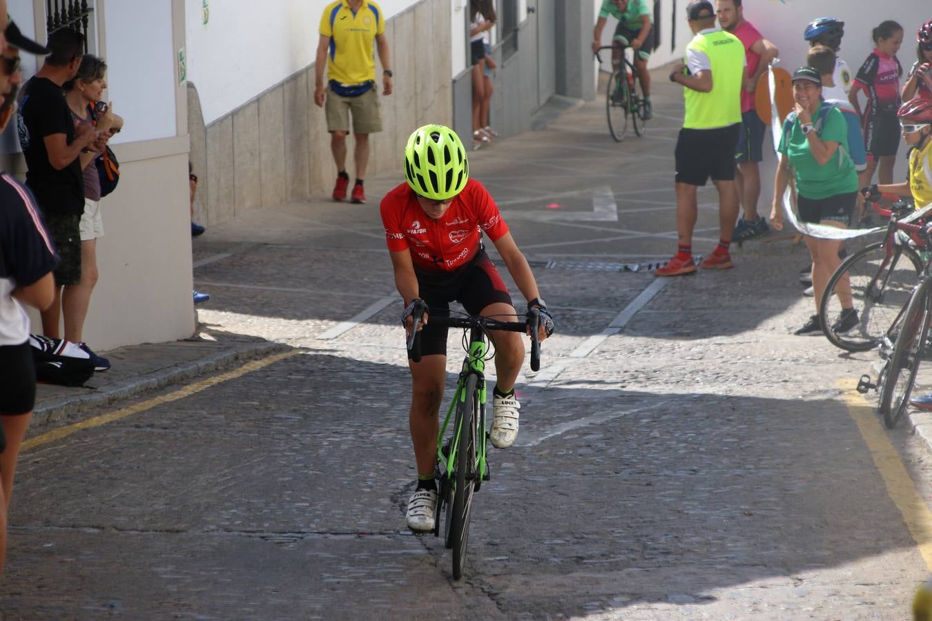 El barrio de 'Santa Catalina' de Jerez de los Caballeros ha acogido, esta mañana, la tercera prueba del Gran Premio Diputación de Badajoz 'Copa Escuelas de ciclismo en carretera', organizada por el Club Ciclista Jerez de los Caballeros y la Federación Extremeña de Ciclismo.Una competición de ciclismo que, como ya adelantó HOY Jerez, fue creada por la Federación Extremeña de Ciclismo con el objetivo de fomentar y seguir practicando deporte cuando ya han terminado todos los circuitos que se celebran durante el curso académico. En la citada prueba, han participado diferentes categorías: cadete, promesa, junior, principiante, alevín e infantil.Juan Luis Soriano, presidente del Club Ciclista Jerez, ha manifestado su satisfacción por el buen desarrollo de la jornada, «este tipo de pruebas son fundamentales para hacer cantera y promover este deporte entre los más pequeños».