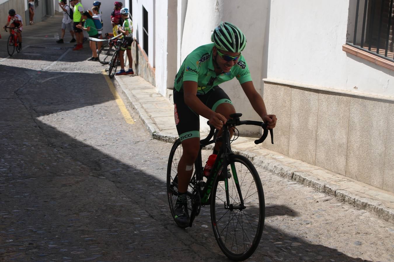 El barrio de 'Santa Catalina' de Jerez de los Caballeros ha acogido, esta mañana, la tercera prueba del Gran Premio Diputación de Badajoz 'Copa Escuelas de ciclismo en carretera', organizada por el Club Ciclista Jerez de los Caballeros y la Federación Extremeña de Ciclismo.Una competición de ciclismo que, como ya adelantó HOY Jerez, fue creada por la Federación Extremeña de Ciclismo con el objetivo de fomentar y seguir practicando deporte cuando ya han terminado todos los circuitos que se celebran durante el curso académico. En la citada prueba, han participado diferentes categorías: cadete, promesa, junior, principiante, alevín e infantil.Juan Luis Soriano, presidente del Club Ciclista Jerez, ha manifestado su satisfacción por el buen desarrollo de la jornada, «este tipo de pruebas son fundamentales para hacer cantera y promover este deporte entre los más pequeños».