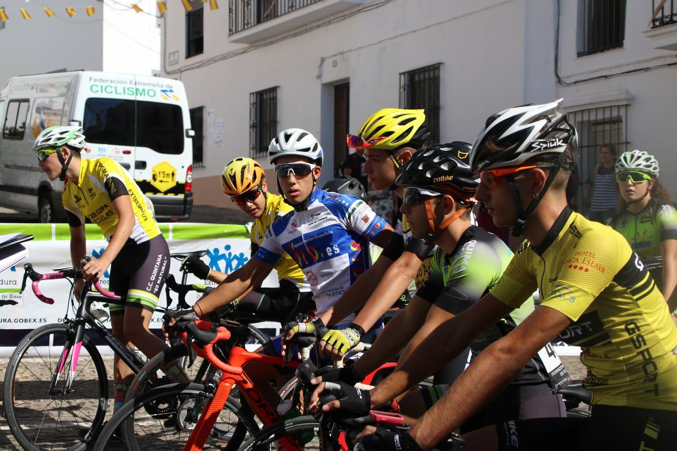El barrio de 'Santa Catalina' de Jerez de los Caballeros ha acogido, esta mañana, la tercera prueba del Gran Premio Diputación de Badajoz 'Copa Escuelas de ciclismo en carretera', organizada por el Club Ciclista Jerez de los Caballeros y la Federación Extremeña de Ciclismo.Una competición de ciclismo que, como ya adelantó HOY Jerez, fue creada por la Federación Extremeña de Ciclismo con el objetivo de fomentar y seguir practicando deporte cuando ya han terminado todos los circuitos que se celebran durante el curso académico. En la citada prueba, han participado diferentes categorías: cadete, promesa, junior, principiante, alevín e infantil.Juan Luis Soriano, presidente del Club Ciclista Jerez, ha manifestado su satisfacción por el buen desarrollo de la jornada, «este tipo de pruebas son fundamentales para hacer cantera y promover este deporte entre los más pequeños».