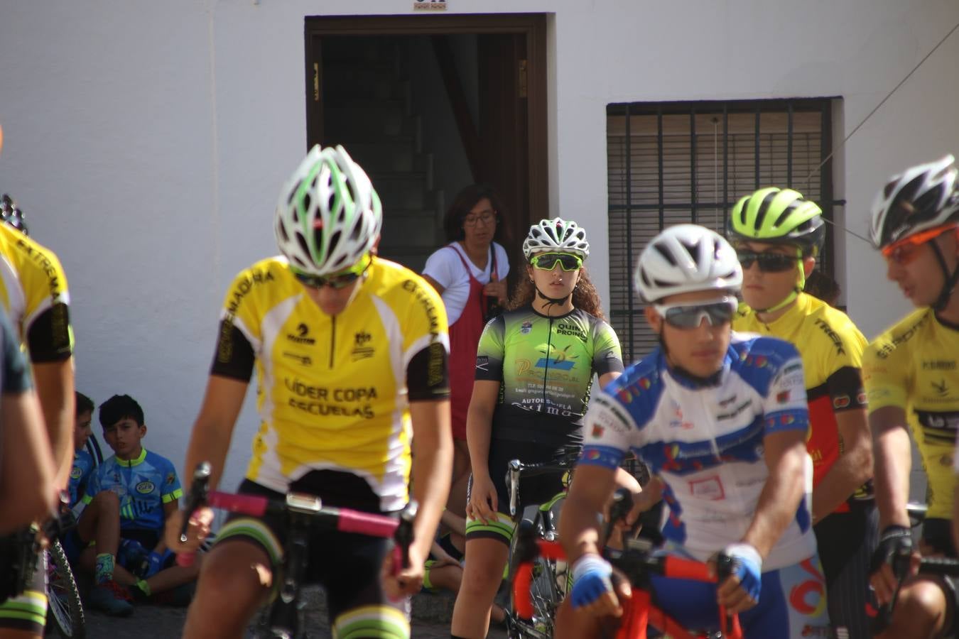El barrio de 'Santa Catalina' de Jerez de los Caballeros ha acogido, esta mañana, la tercera prueba del Gran Premio Diputación de Badajoz 'Copa Escuelas de ciclismo en carretera', organizada por el Club Ciclista Jerez de los Caballeros y la Federación Extremeña de Ciclismo.Una competición de ciclismo que, como ya adelantó HOY Jerez, fue creada por la Federación Extremeña de Ciclismo con el objetivo de fomentar y seguir practicando deporte cuando ya han terminado todos los circuitos que se celebran durante el curso académico. En la citada prueba, han participado diferentes categorías: cadete, promesa, junior, principiante, alevín e infantil.Juan Luis Soriano, presidente del Club Ciclista Jerez, ha manifestado su satisfacción por el buen desarrollo de la jornada, «este tipo de pruebas son fundamentales para hacer cantera y promover este deporte entre los más pequeños».