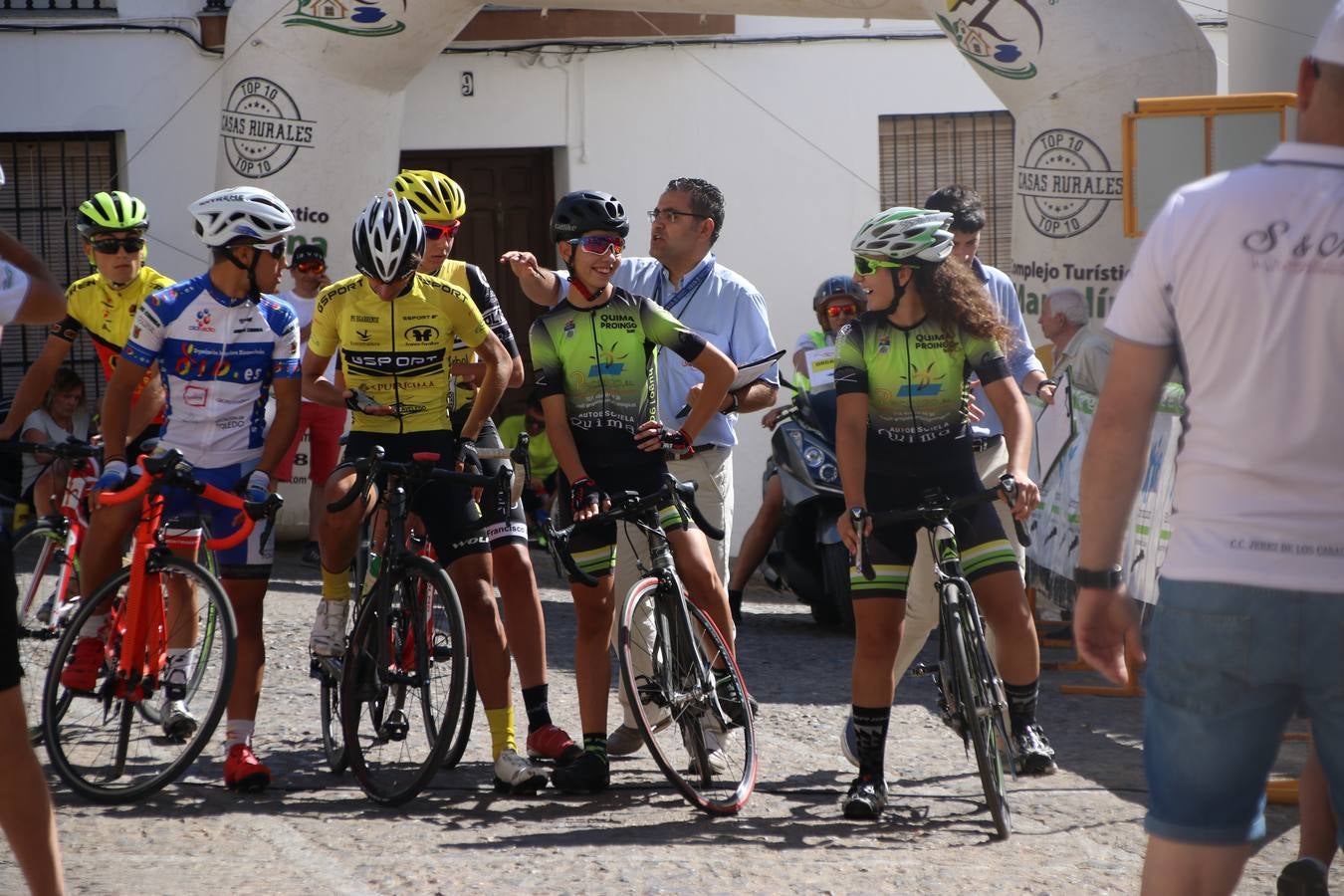 El barrio de 'Santa Catalina' de Jerez de los Caballeros ha acogido, esta mañana, la tercera prueba del Gran Premio Diputación de Badajoz 'Copa Escuelas de ciclismo en carretera', organizada por el Club Ciclista Jerez de los Caballeros y la Federación Extremeña de Ciclismo.Una competición de ciclismo que, como ya adelantó HOY Jerez, fue creada por la Federación Extremeña de Ciclismo con el objetivo de fomentar y seguir practicando deporte cuando ya han terminado todos los circuitos que se celebran durante el curso académico. En la citada prueba, han participado diferentes categorías: cadete, promesa, junior, principiante, alevín e infantil.Juan Luis Soriano, presidente del Club Ciclista Jerez, ha manifestado su satisfacción por el buen desarrollo de la jornada, «este tipo de pruebas son fundamentales para hacer cantera y promover este deporte entre los más pequeños».