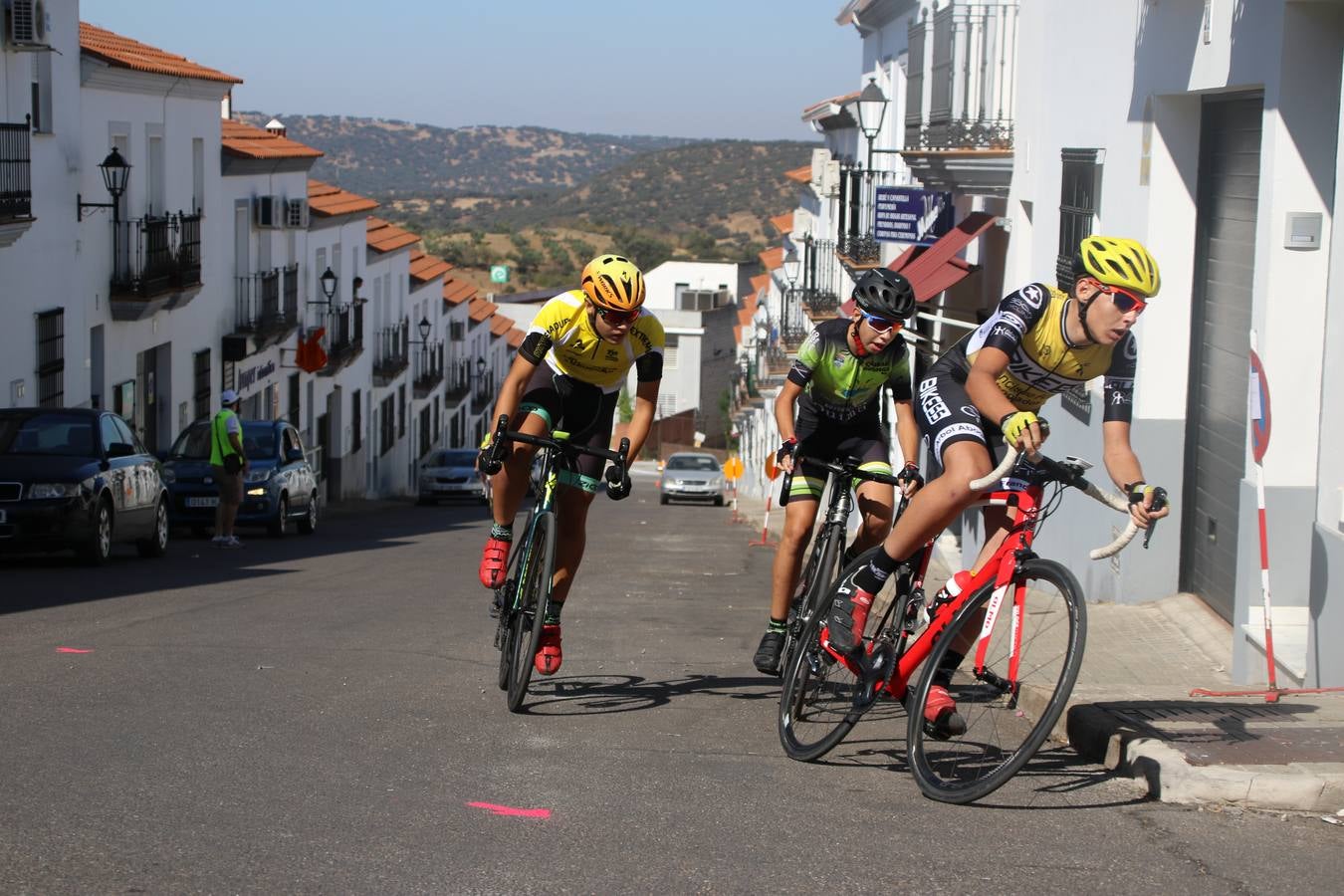 El barrio de 'Santa Catalina' de Jerez de los Caballeros ha acogido, esta mañana, la tercera prueba del Gran Premio Diputación de Badajoz 'Copa Escuelas de ciclismo en carretera', organizada por el Club Ciclista Jerez de los Caballeros y la Federación Extremeña de Ciclismo.Una competición de ciclismo que, como ya adelantó HOY Jerez, fue creada por la Federación Extremeña de Ciclismo con el objetivo de fomentar y seguir practicando deporte cuando ya han terminado todos los circuitos que se celebran durante el curso académico. En la citada prueba, han participado diferentes categorías: cadete, promesa, junior, principiante, alevín e infantil.Juan Luis Soriano, presidente del Club Ciclista Jerez, ha manifestado su satisfacción por el buen desarrollo de la jornada, «este tipo de pruebas son fundamentales para hacer cantera y promover este deporte entre los más pequeños».