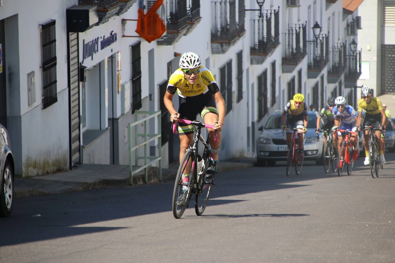El barrio de 'Santa Catalina' de Jerez de los Caballeros ha acogido, esta mañana, la tercera prueba del Gran Premio Diputación de Badajoz 'Copa Escuelas de ciclismo en carretera', organizada por el Club Ciclista Jerez de los Caballeros y la Federación Extremeña de Ciclismo.Una competición de ciclismo que, como ya adelantó HOY Jerez, fue creada por la Federación Extremeña de Ciclismo con el objetivo de fomentar y seguir practicando deporte cuando ya han terminado todos los circuitos que se celebran durante el curso académico. En la citada prueba, han participado diferentes categorías: cadete, promesa, junior, principiante, alevín e infantil.Juan Luis Soriano, presidente del Club Ciclista Jerez, ha manifestado su satisfacción por el buen desarrollo de la jornada, «este tipo de pruebas son fundamentales para hacer cantera y promover este deporte entre los más pequeños».