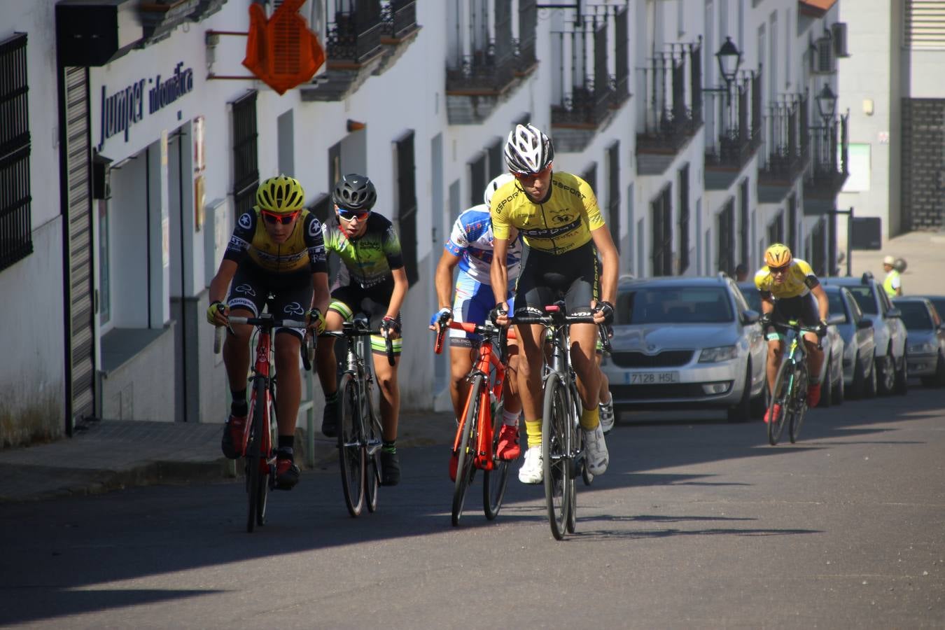 El barrio de 'Santa Catalina' de Jerez de los Caballeros ha acogido, esta mañana, la tercera prueba del Gran Premio Diputación de Badajoz 'Copa Escuelas de ciclismo en carretera', organizada por el Club Ciclista Jerez de los Caballeros y la Federación Extremeña de Ciclismo.Una competición de ciclismo que, como ya adelantó HOY Jerez, fue creada por la Federación Extremeña de Ciclismo con el objetivo de fomentar y seguir practicando deporte cuando ya han terminado todos los circuitos que se celebran durante el curso académico. En la citada prueba, han participado diferentes categorías: cadete, promesa, junior, principiante, alevín e infantil.Juan Luis Soriano, presidente del Club Ciclista Jerez, ha manifestado su satisfacción por el buen desarrollo de la jornada, «este tipo de pruebas son fundamentales para hacer cantera y promover este deporte entre los más pequeños».