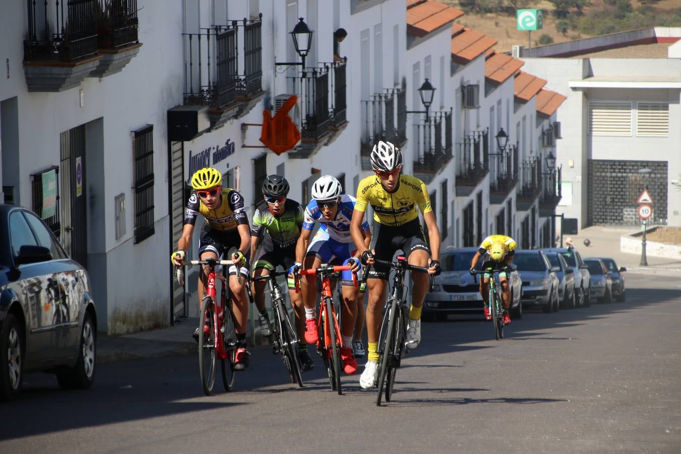 El barrio de 'Santa Catalina' de Jerez de los Caballeros ha acogido, esta mañana, la tercera prueba del Gran Premio Diputación de Badajoz 'Copa Escuelas de ciclismo en carretera', organizada por el Club Ciclista Jerez de los Caballeros y la Federación Extremeña de Ciclismo.Una competición de ciclismo que, como ya adelantó HOY Jerez, fue creada por la Federación Extremeña de Ciclismo con el objetivo de fomentar y seguir practicando deporte cuando ya han terminado todos los circuitos que se celebran durante el curso académico. En la citada prueba, han participado diferentes categorías: cadete, promesa, junior, principiante, alevín e infantil.Juan Luis Soriano, presidente del Club Ciclista Jerez, ha manifestado su satisfacción por el buen desarrollo de la jornada, «este tipo de pruebas son fundamentales para hacer cantera y promover este deporte entre los más pequeños».