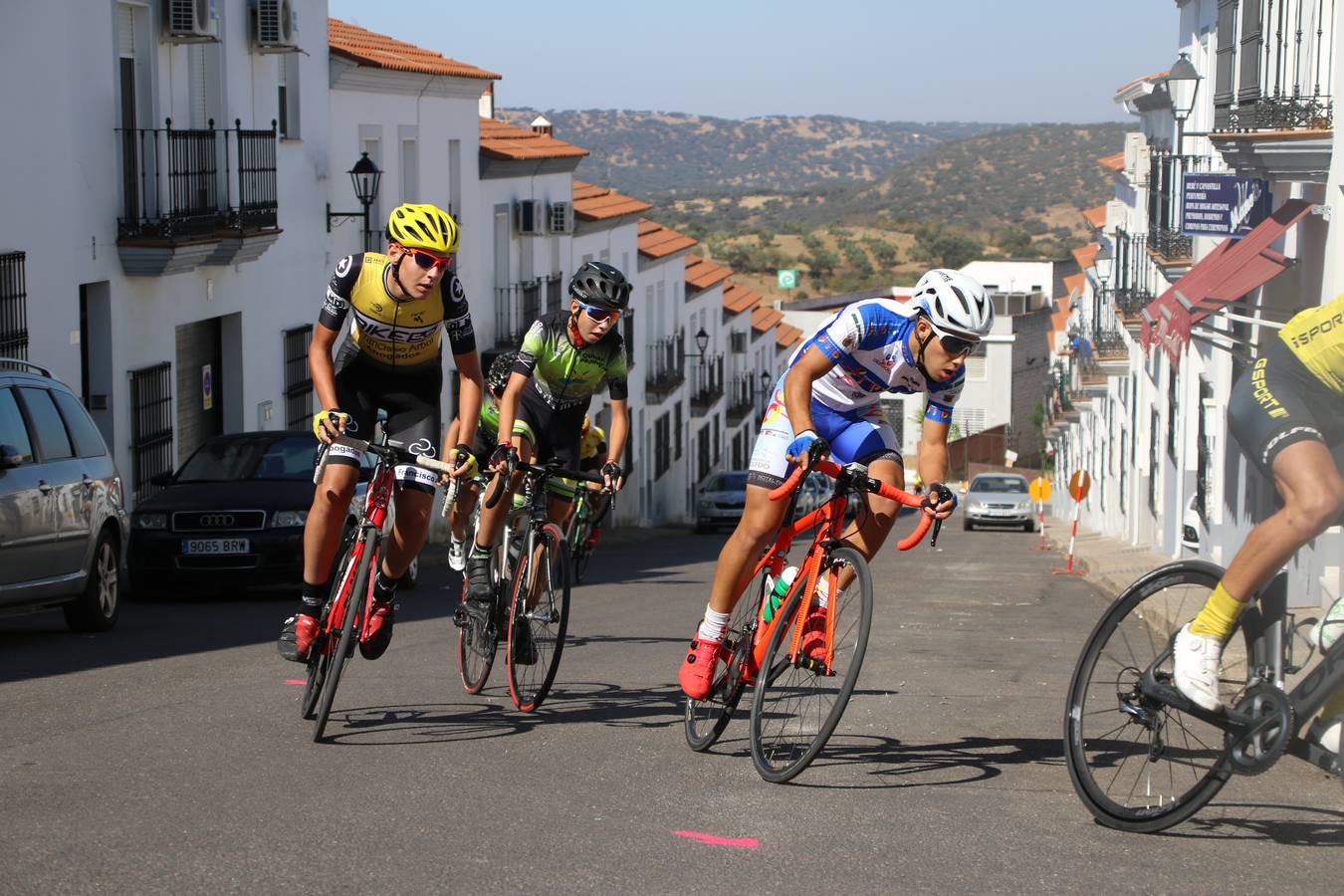 El barrio de 'Santa Catalina' de Jerez de los Caballeros ha acogido, esta mañana, la tercera prueba del Gran Premio Diputación de Badajoz 'Copa Escuelas de ciclismo en carretera', organizada por el Club Ciclista Jerez de los Caballeros y la Federación Extremeña de Ciclismo.Una competición de ciclismo que, como ya adelantó HOY Jerez, fue creada por la Federación Extremeña de Ciclismo con el objetivo de fomentar y seguir practicando deporte cuando ya han terminado todos los circuitos que se celebran durante el curso académico. En la citada prueba, han participado diferentes categorías: cadete, promesa, junior, principiante, alevín e infantil.Juan Luis Soriano, presidente del Club Ciclista Jerez, ha manifestado su satisfacción por el buen desarrollo de la jornada, «este tipo de pruebas son fundamentales para hacer cantera y promover este deporte entre los más pequeños».