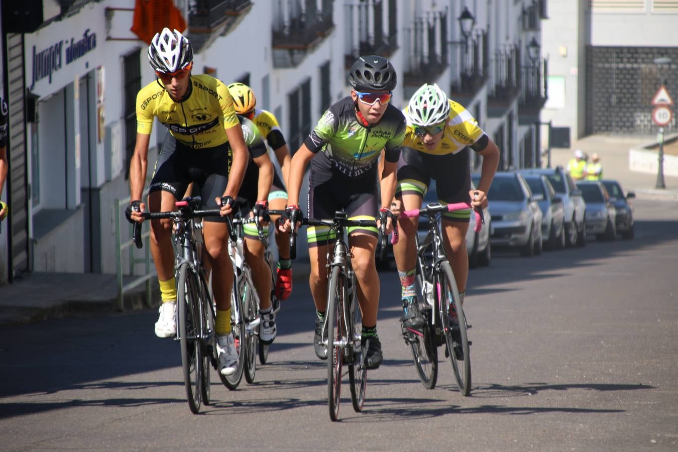 El barrio de 'Santa Catalina' de Jerez de los Caballeros ha acogido, esta mañana, la tercera prueba del Gran Premio Diputación de Badajoz 'Copa Escuelas de ciclismo en carretera', organizada por el Club Ciclista Jerez de los Caballeros y la Federación Extremeña de Ciclismo.Una competición de ciclismo que, como ya adelantó HOY Jerez, fue creada por la Federación Extremeña de Ciclismo con el objetivo de fomentar y seguir practicando deporte cuando ya han terminado todos los circuitos que se celebran durante el curso académico. En la citada prueba, han participado diferentes categorías: cadete, promesa, junior, principiante, alevín e infantil.Juan Luis Soriano, presidente del Club Ciclista Jerez, ha manifestado su satisfacción por el buen desarrollo de la jornada, «este tipo de pruebas son fundamentales para hacer cantera y promover este deporte entre los más pequeños».