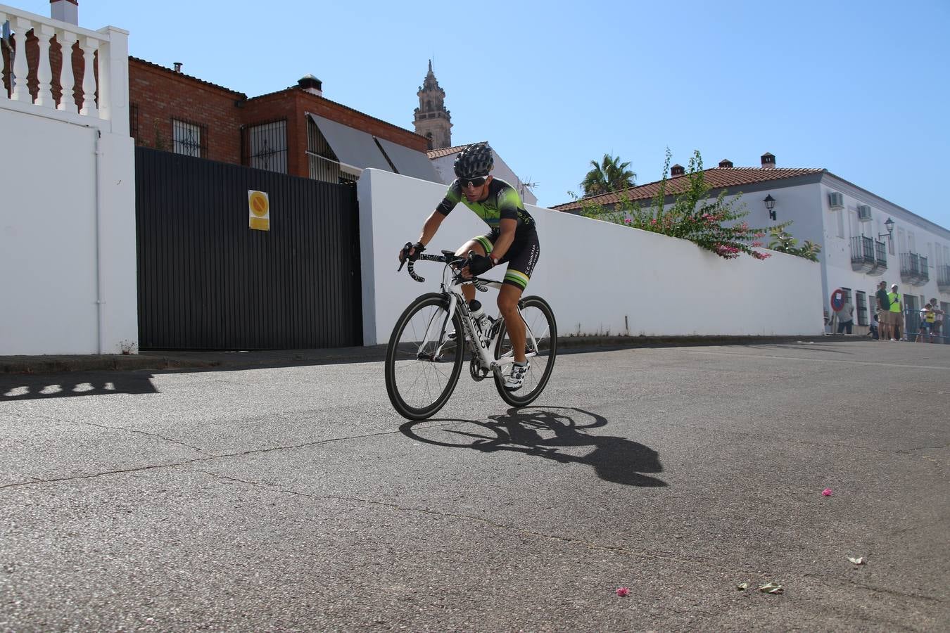 El barrio de 'Santa Catalina' de Jerez de los Caballeros ha acogido, esta mañana, la tercera prueba del Gran Premio Diputación de Badajoz 'Copa Escuelas de ciclismo en carretera', organizada por el Club Ciclista Jerez de los Caballeros y la Federación Extremeña de Ciclismo.Una competición de ciclismo que, como ya adelantó HOY Jerez, fue creada por la Federación Extremeña de Ciclismo con el objetivo de fomentar y seguir practicando deporte cuando ya han terminado todos los circuitos que se celebran durante el curso académico. En la citada prueba, han participado diferentes categorías: cadete, promesa, junior, principiante, alevín e infantil.Juan Luis Soriano, presidente del Club Ciclista Jerez, ha manifestado su satisfacción por el buen desarrollo de la jornada, «este tipo de pruebas son fundamentales para hacer cantera y promover este deporte entre los más pequeños».