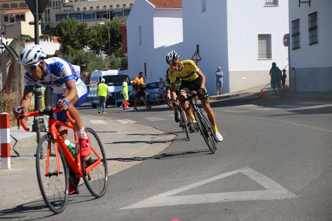 El barrio de 'Santa Catalina' de Jerez de los Caballeros ha acogido, esta mañana, la tercera prueba del Gran Premio Diputación de Badajoz 'Copa Escuelas de ciclismo en carretera', organizada por el Club Ciclista Jerez de los Caballeros y la Federación Extremeña de Ciclismo.Una competición de ciclismo que, como ya adelantó HOY Jerez, fue creada por la Federación Extremeña de Ciclismo con el objetivo de fomentar y seguir practicando deporte cuando ya han terminado todos los circuitos que se celebran durante el curso académico. En la citada prueba, han participado diferentes categorías: cadete, promesa, junior, principiante, alevín e infantil.Juan Luis Soriano, presidente del Club Ciclista Jerez, ha manifestado su satisfacción por el buen desarrollo de la jornada, «este tipo de pruebas son fundamentales para hacer cantera y promover este deporte entre los más pequeños».