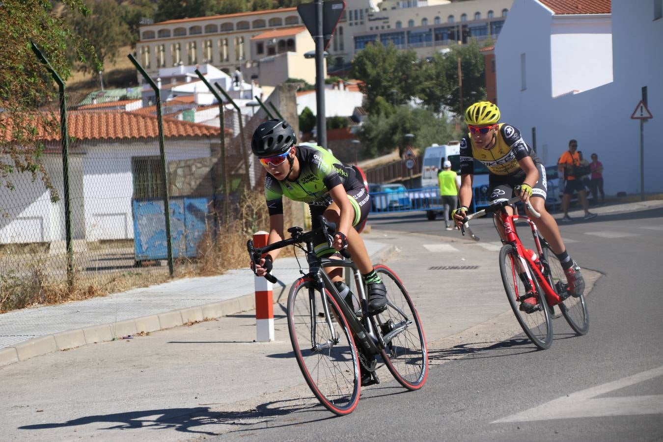 El barrio de 'Santa Catalina' de Jerez de los Caballeros ha acogido, esta mañana, la tercera prueba del Gran Premio Diputación de Badajoz 'Copa Escuelas de ciclismo en carretera', organizada por el Club Ciclista Jerez de los Caballeros y la Federación Extremeña de Ciclismo.Una competición de ciclismo que, como ya adelantó HOY Jerez, fue creada por la Federación Extremeña de Ciclismo con el objetivo de fomentar y seguir practicando deporte cuando ya han terminado todos los circuitos que se celebran durante el curso académico. En la citada prueba, han participado diferentes categorías: cadete, promesa, junior, principiante, alevín e infantil.Juan Luis Soriano, presidente del Club Ciclista Jerez, ha manifestado su satisfacción por el buen desarrollo de la jornada, «este tipo de pruebas son fundamentales para hacer cantera y promover este deporte entre los más pequeños».