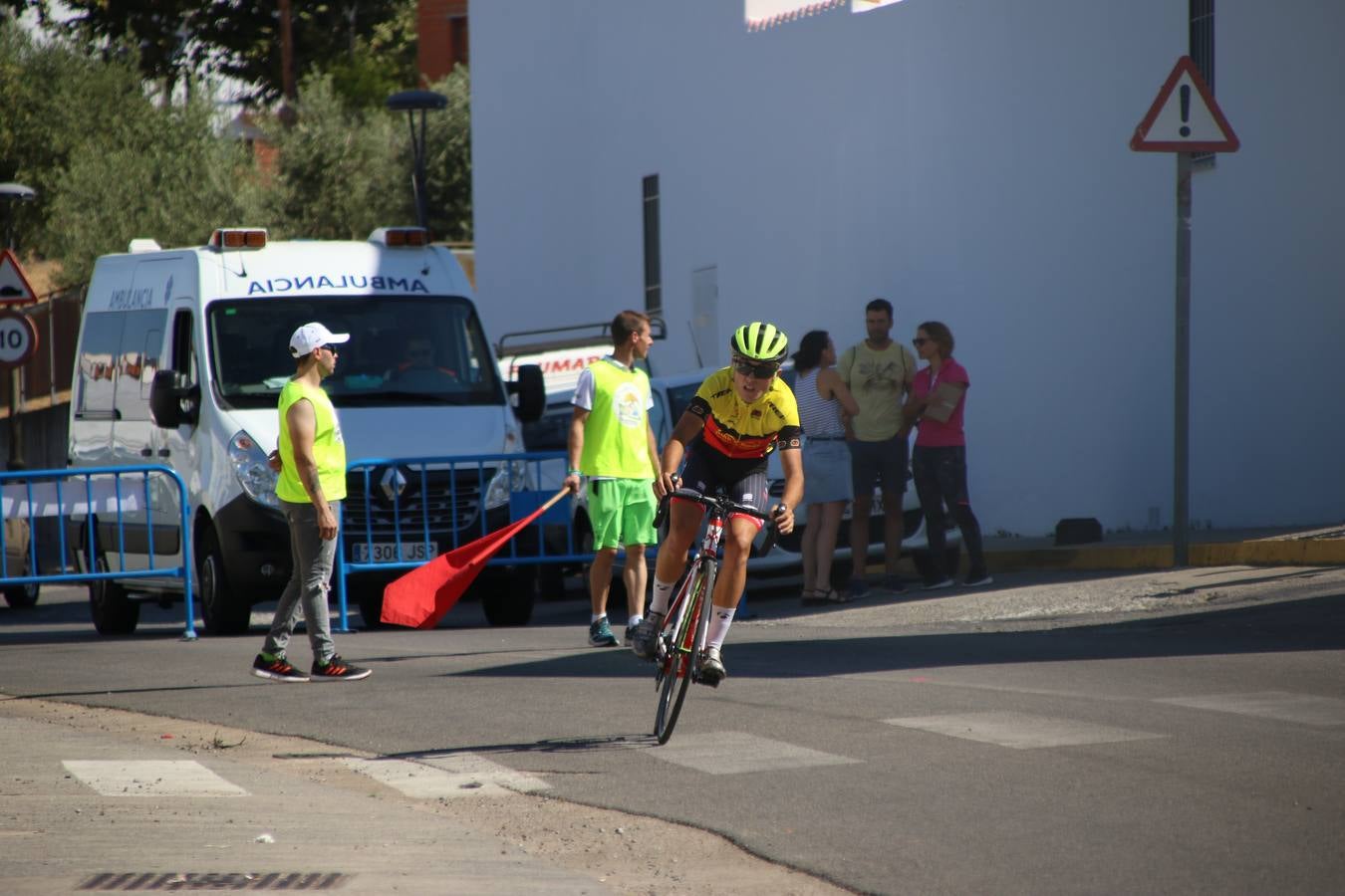 El barrio de 'Santa Catalina' de Jerez de los Caballeros ha acogido, esta mañana, la tercera prueba del Gran Premio Diputación de Badajoz 'Copa Escuelas de ciclismo en carretera', organizada por el Club Ciclista Jerez de los Caballeros y la Federación Extremeña de Ciclismo.Una competición de ciclismo que, como ya adelantó HOY Jerez, fue creada por la Federación Extremeña de Ciclismo con el objetivo de fomentar y seguir practicando deporte cuando ya han terminado todos los circuitos que se celebran durante el curso académico. En la citada prueba, han participado diferentes categorías: cadete, promesa, junior, principiante, alevín e infantil.Juan Luis Soriano, presidente del Club Ciclista Jerez, ha manifestado su satisfacción por el buen desarrollo de la jornada, «este tipo de pruebas son fundamentales para hacer cantera y promover este deporte entre los más pequeños».