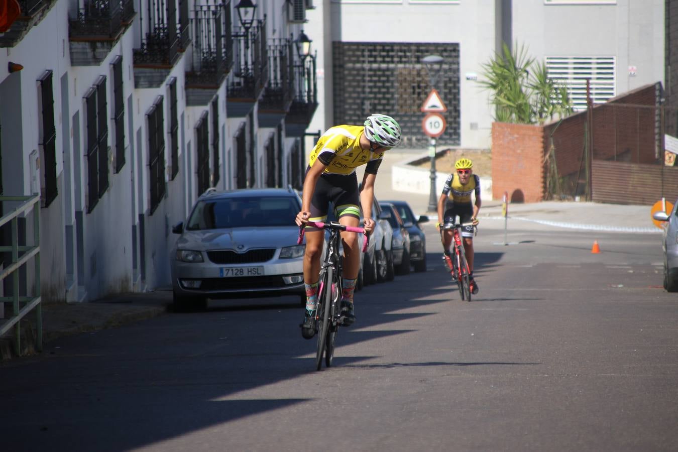 El barrio de 'Santa Catalina' de Jerez de los Caballeros ha acogido, esta mañana, la tercera prueba del Gran Premio Diputación de Badajoz 'Copa Escuelas de ciclismo en carretera', organizada por el Club Ciclista Jerez de los Caballeros y la Federación Extremeña de Ciclismo.Una competición de ciclismo que, como ya adelantó HOY Jerez, fue creada por la Federación Extremeña de Ciclismo con el objetivo de fomentar y seguir practicando deporte cuando ya han terminado todos los circuitos que se celebran durante el curso académico. En la citada prueba, han participado diferentes categorías: cadete, promesa, junior, principiante, alevín e infantil.Juan Luis Soriano, presidente del Club Ciclista Jerez, ha manifestado su satisfacción por el buen desarrollo de la jornada, «este tipo de pruebas son fundamentales para hacer cantera y promover este deporte entre los más pequeños».