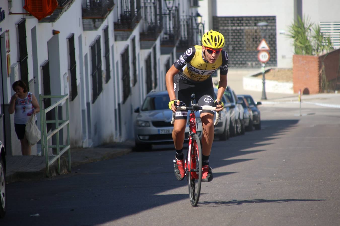 El barrio de 'Santa Catalina' de Jerez de los Caballeros ha acogido, esta mañana, la tercera prueba del Gran Premio Diputación de Badajoz 'Copa Escuelas de ciclismo en carretera', organizada por el Club Ciclista Jerez de los Caballeros y la Federación Extremeña de Ciclismo.Una competición de ciclismo que, como ya adelantó HOY Jerez, fue creada por la Federación Extremeña de Ciclismo con el objetivo de fomentar y seguir practicando deporte cuando ya han terminado todos los circuitos que se celebran durante el curso académico. En la citada prueba, han participado diferentes categorías: cadete, promesa, junior, principiante, alevín e infantil.Juan Luis Soriano, presidente del Club Ciclista Jerez, ha manifestado su satisfacción por el buen desarrollo de la jornada, «este tipo de pruebas son fundamentales para hacer cantera y promover este deporte entre los más pequeños».