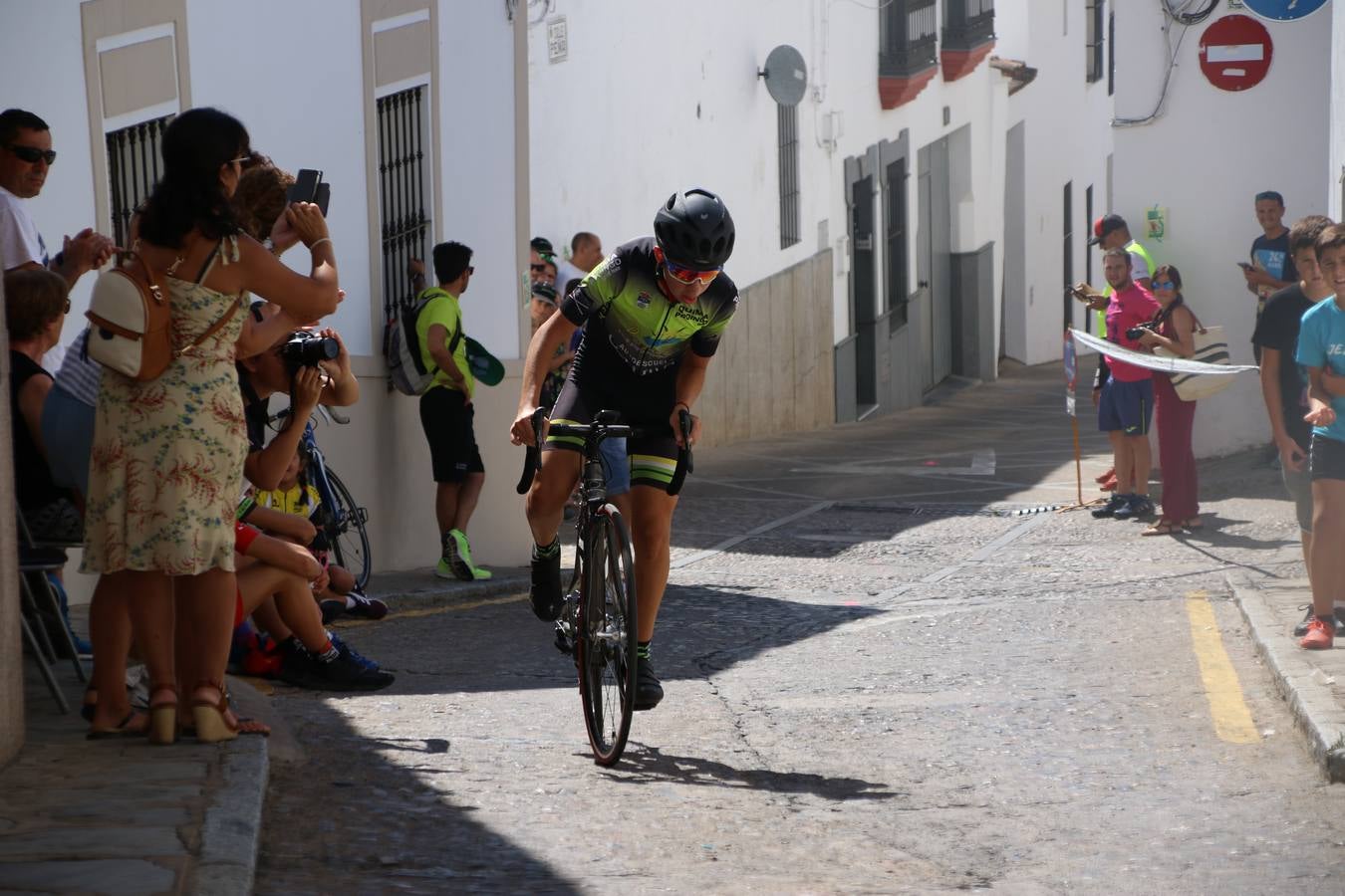 El barrio de 'Santa Catalina' de Jerez de los Caballeros ha acogido, esta mañana, la tercera prueba del Gran Premio Diputación de Badajoz 'Copa Escuelas de ciclismo en carretera', organizada por el Club Ciclista Jerez de los Caballeros y la Federación Extremeña de Ciclismo.Una competición de ciclismo que, como ya adelantó HOY Jerez, fue creada por la Federación Extremeña de Ciclismo con el objetivo de fomentar y seguir practicando deporte cuando ya han terminado todos los circuitos que se celebran durante el curso académico. En la citada prueba, han participado diferentes categorías: cadete, promesa, junior, principiante, alevín e infantil.Juan Luis Soriano, presidente del Club Ciclista Jerez, ha manifestado su satisfacción por el buen desarrollo de la jornada, «este tipo de pruebas son fundamentales para hacer cantera y promover este deporte entre los más pequeños».
