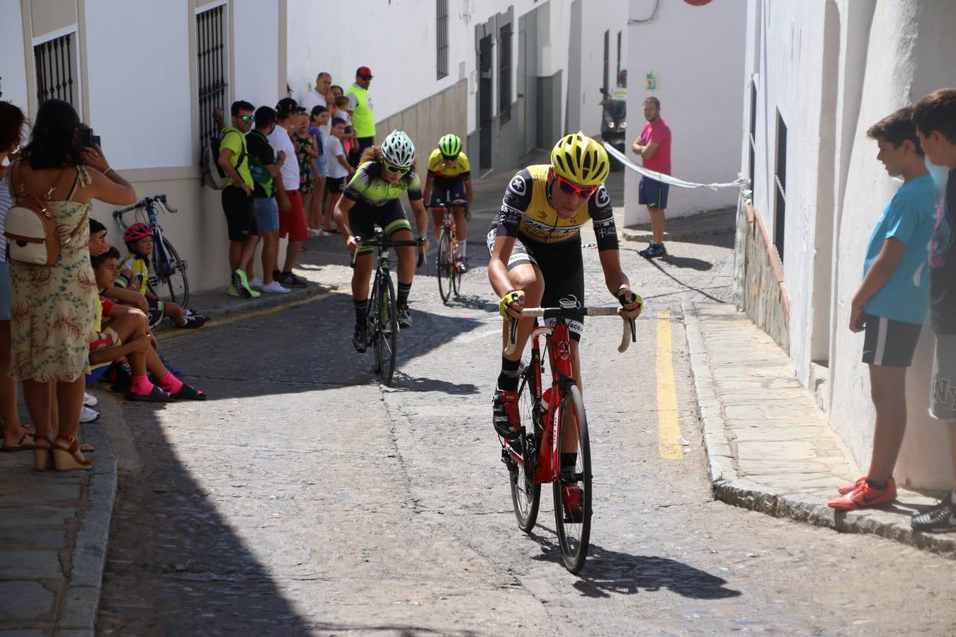 El barrio de 'Santa Catalina' de Jerez de los Caballeros ha acogido, esta mañana, la tercera prueba del Gran Premio Diputación de Badajoz 'Copa Escuelas de ciclismo en carretera', organizada por el Club Ciclista Jerez de los Caballeros y la Federación Extremeña de Ciclismo.Una competición de ciclismo que, como ya adelantó HOY Jerez, fue creada por la Federación Extremeña de Ciclismo con el objetivo de fomentar y seguir practicando deporte cuando ya han terminado todos los circuitos que se celebran durante el curso académico. En la citada prueba, han participado diferentes categorías: cadete, promesa, junior, principiante, alevín e infantil.Juan Luis Soriano, presidente del Club Ciclista Jerez, ha manifestado su satisfacción por el buen desarrollo de la jornada, «este tipo de pruebas son fundamentales para hacer cantera y promover este deporte entre los más pequeños».
