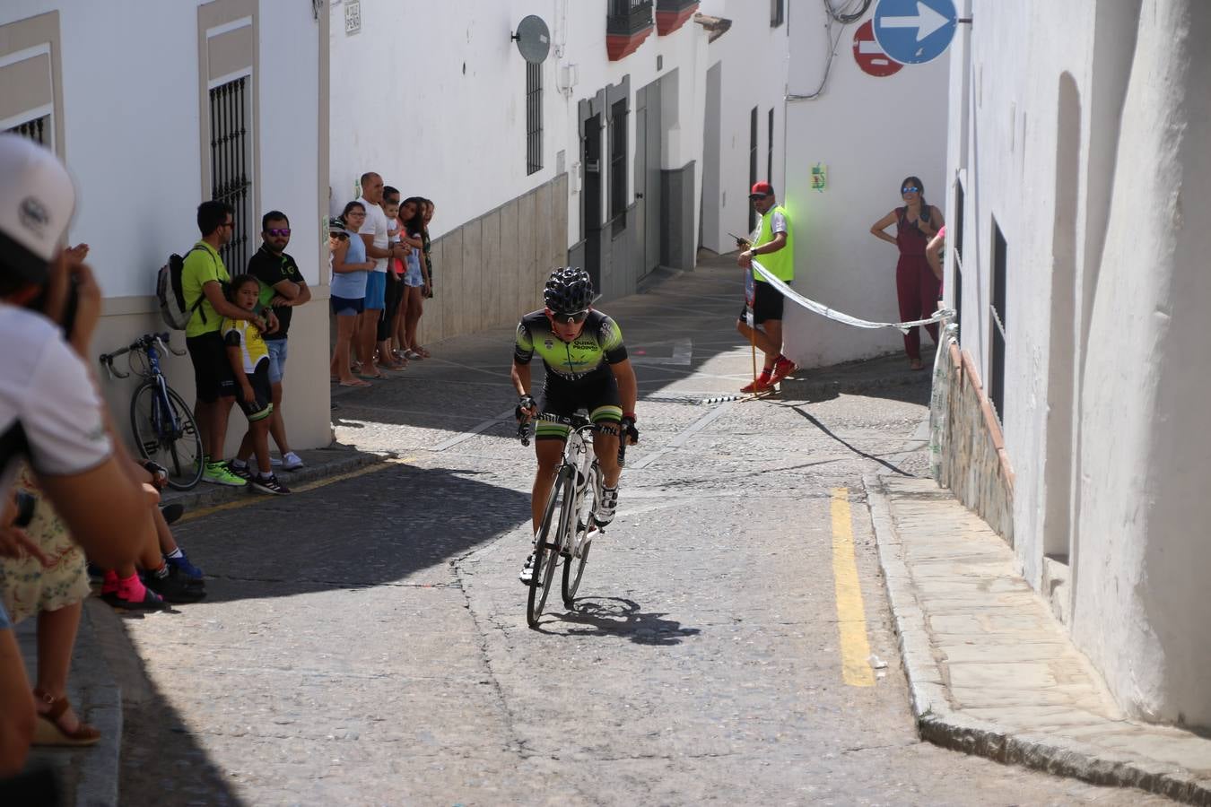 El barrio de 'Santa Catalina' de Jerez de los Caballeros ha acogido, esta mañana, la tercera prueba del Gran Premio Diputación de Badajoz 'Copa Escuelas de ciclismo en carretera', organizada por el Club Ciclista Jerez de los Caballeros y la Federación Extremeña de Ciclismo.Una competición de ciclismo que, como ya adelantó HOY Jerez, fue creada por la Federación Extremeña de Ciclismo con el objetivo de fomentar y seguir practicando deporte cuando ya han terminado todos los circuitos que se celebran durante el curso académico. En la citada prueba, han participado diferentes categorías: cadete, promesa, junior, principiante, alevín e infantil.Juan Luis Soriano, presidente del Club Ciclista Jerez, ha manifestado su satisfacción por el buen desarrollo de la jornada, «este tipo de pruebas son fundamentales para hacer cantera y promover este deporte entre los más pequeños».