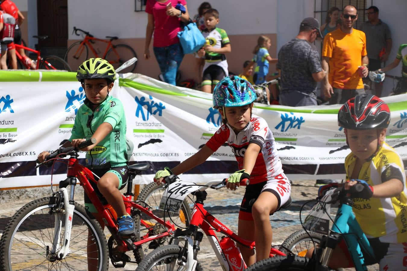El barrio de 'Santa Catalina' de Jerez de los Caballeros ha acogido, esta mañana, la tercera prueba del Gran Premio Diputación de Badajoz 'Copa Escuelas de ciclismo en carretera', organizada por el Club Ciclista Jerez de los Caballeros y la Federación Extremeña de Ciclismo.Una competición de ciclismo que, como ya adelantó HOY Jerez, fue creada por la Federación Extremeña de Ciclismo con el objetivo de fomentar y seguir practicando deporte cuando ya han terminado todos los circuitos que se celebran durante el curso académico. En la citada prueba, han participado diferentes categorías: cadete, promesa, junior, principiante, alevín e infantil.Juan Luis Soriano, presidente del Club Ciclista Jerez, ha manifestado su satisfacción por el buen desarrollo de la jornada, «este tipo de pruebas son fundamentales para hacer cantera y promover este deporte entre los más pequeños».