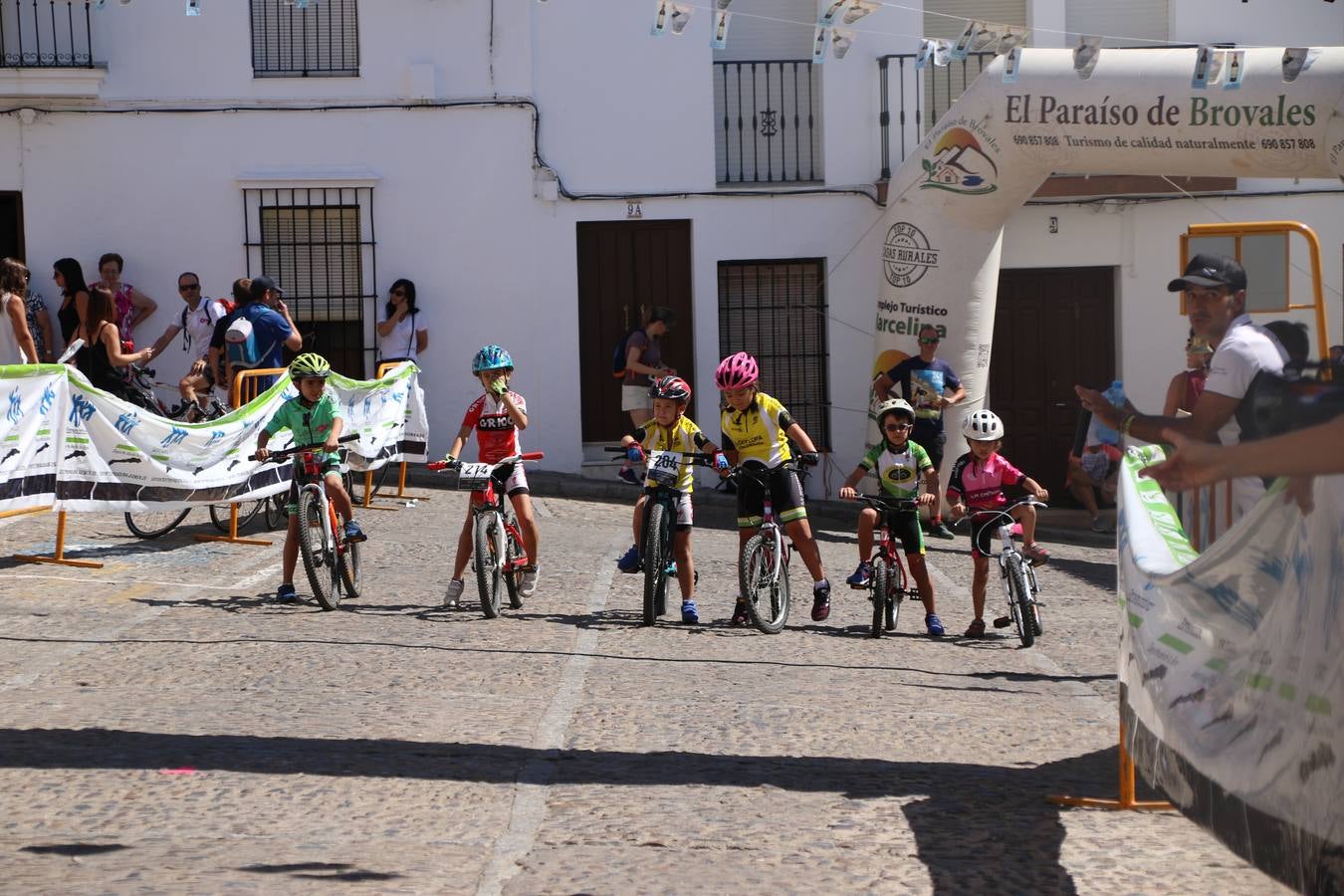 El barrio de 'Santa Catalina' de Jerez de los Caballeros ha acogido, esta mañana, la tercera prueba del Gran Premio Diputación de Badajoz 'Copa Escuelas de ciclismo en carretera', organizada por el Club Ciclista Jerez de los Caballeros y la Federación Extremeña de Ciclismo.Una competición de ciclismo que, como ya adelantó HOY Jerez, fue creada por la Federación Extremeña de Ciclismo con el objetivo de fomentar y seguir practicando deporte cuando ya han terminado todos los circuitos que se celebran durante el curso académico. En la citada prueba, han participado diferentes categorías: cadete, promesa, junior, principiante, alevín e infantil.Juan Luis Soriano, presidente del Club Ciclista Jerez, ha manifestado su satisfacción por el buen desarrollo de la jornada, «este tipo de pruebas son fundamentales para hacer cantera y promover este deporte entre los más pequeños».