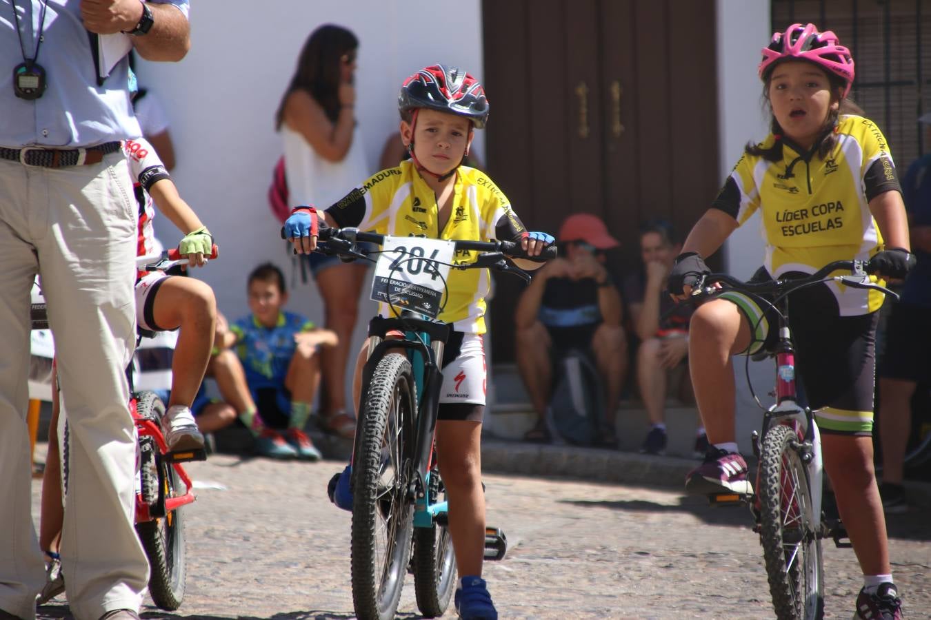 El barrio de 'Santa Catalina' de Jerez de los Caballeros ha acogido, esta mañana, la tercera prueba del Gran Premio Diputación de Badajoz 'Copa Escuelas de ciclismo en carretera', organizada por el Club Ciclista Jerez de los Caballeros y la Federación Extremeña de Ciclismo.Una competición de ciclismo que, como ya adelantó HOY Jerez, fue creada por la Federación Extremeña de Ciclismo con el objetivo de fomentar y seguir practicando deporte cuando ya han terminado todos los circuitos que se celebran durante el curso académico. En la citada prueba, han participado diferentes categorías: cadete, promesa, junior, principiante, alevín e infantil.Juan Luis Soriano, presidente del Club Ciclista Jerez, ha manifestado su satisfacción por el buen desarrollo de la jornada, «este tipo de pruebas son fundamentales para hacer cantera y promover este deporte entre los más pequeños».