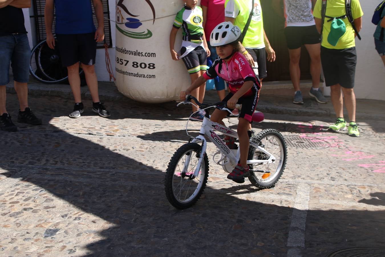 El barrio de 'Santa Catalina' de Jerez de los Caballeros ha acogido, esta mañana, la tercera prueba del Gran Premio Diputación de Badajoz 'Copa Escuelas de ciclismo en carretera', organizada por el Club Ciclista Jerez de los Caballeros y la Federación Extremeña de Ciclismo.Una competición de ciclismo que, como ya adelantó HOY Jerez, fue creada por la Federación Extremeña de Ciclismo con el objetivo de fomentar y seguir practicando deporte cuando ya han terminado todos los circuitos que se celebran durante el curso académico. En la citada prueba, han participado diferentes categorías: cadete, promesa, junior, principiante, alevín e infantil.Juan Luis Soriano, presidente del Club Ciclista Jerez, ha manifestado su satisfacción por el buen desarrollo de la jornada, «este tipo de pruebas son fundamentales para hacer cantera y promover este deporte entre los más pequeños».