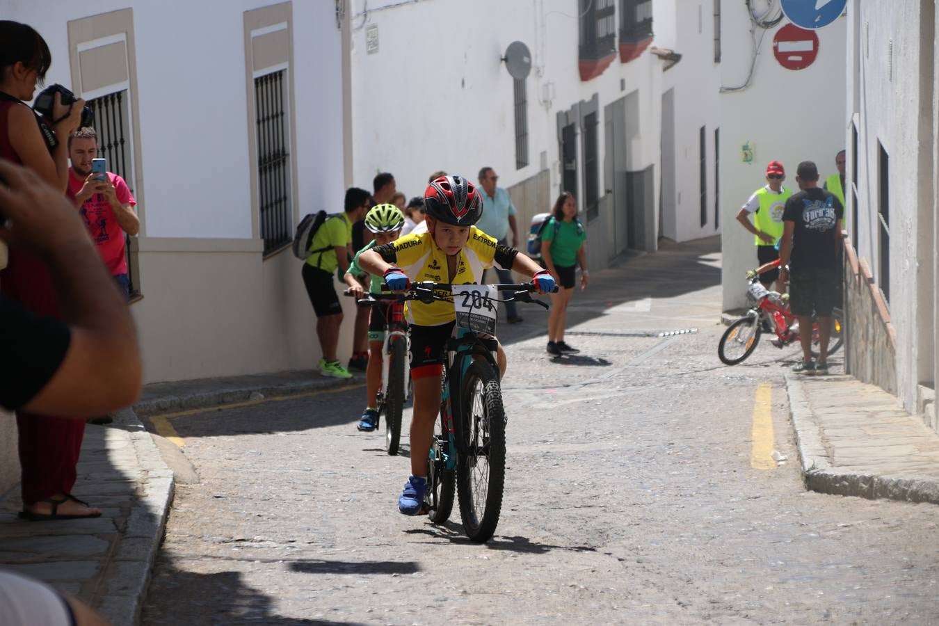 El barrio de 'Santa Catalina' de Jerez de los Caballeros ha acogido, esta mañana, la tercera prueba del Gran Premio Diputación de Badajoz 'Copa Escuelas de ciclismo en carretera', organizada por el Club Ciclista Jerez de los Caballeros y la Federación Extremeña de Ciclismo.Una competición de ciclismo que, como ya adelantó HOY Jerez, fue creada por la Federación Extremeña de Ciclismo con el objetivo de fomentar y seguir practicando deporte cuando ya han terminado todos los circuitos que se celebran durante el curso académico. En la citada prueba, han participado diferentes categorías: cadete, promesa, junior, principiante, alevín e infantil.Juan Luis Soriano, presidente del Club Ciclista Jerez, ha manifestado su satisfacción por el buen desarrollo de la jornada, «este tipo de pruebas son fundamentales para hacer cantera y promover este deporte entre los más pequeños».