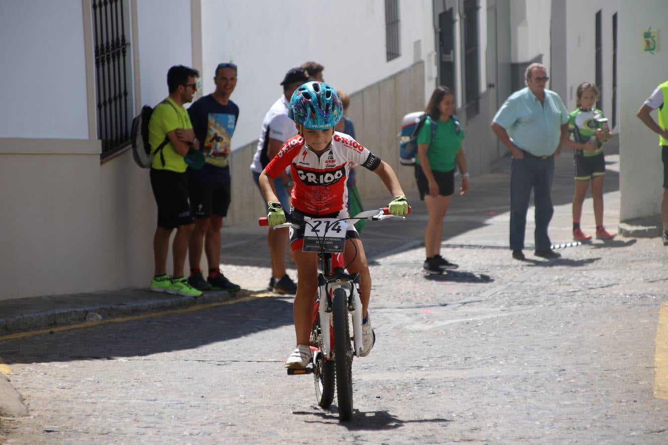 El barrio de 'Santa Catalina' de Jerez de los Caballeros ha acogido, esta mañana, la tercera prueba del Gran Premio Diputación de Badajoz 'Copa Escuelas de ciclismo en carretera', organizada por el Club Ciclista Jerez de los Caballeros y la Federación Extremeña de Ciclismo.Una competición de ciclismo que, como ya adelantó HOY Jerez, fue creada por la Federación Extremeña de Ciclismo con el objetivo de fomentar y seguir practicando deporte cuando ya han terminado todos los circuitos que se celebran durante el curso académico. En la citada prueba, han participado diferentes categorías: cadete, promesa, junior, principiante, alevín e infantil.Juan Luis Soriano, presidente del Club Ciclista Jerez, ha manifestado su satisfacción por el buen desarrollo de la jornada, «este tipo de pruebas son fundamentales para hacer cantera y promover este deporte entre los más pequeños».