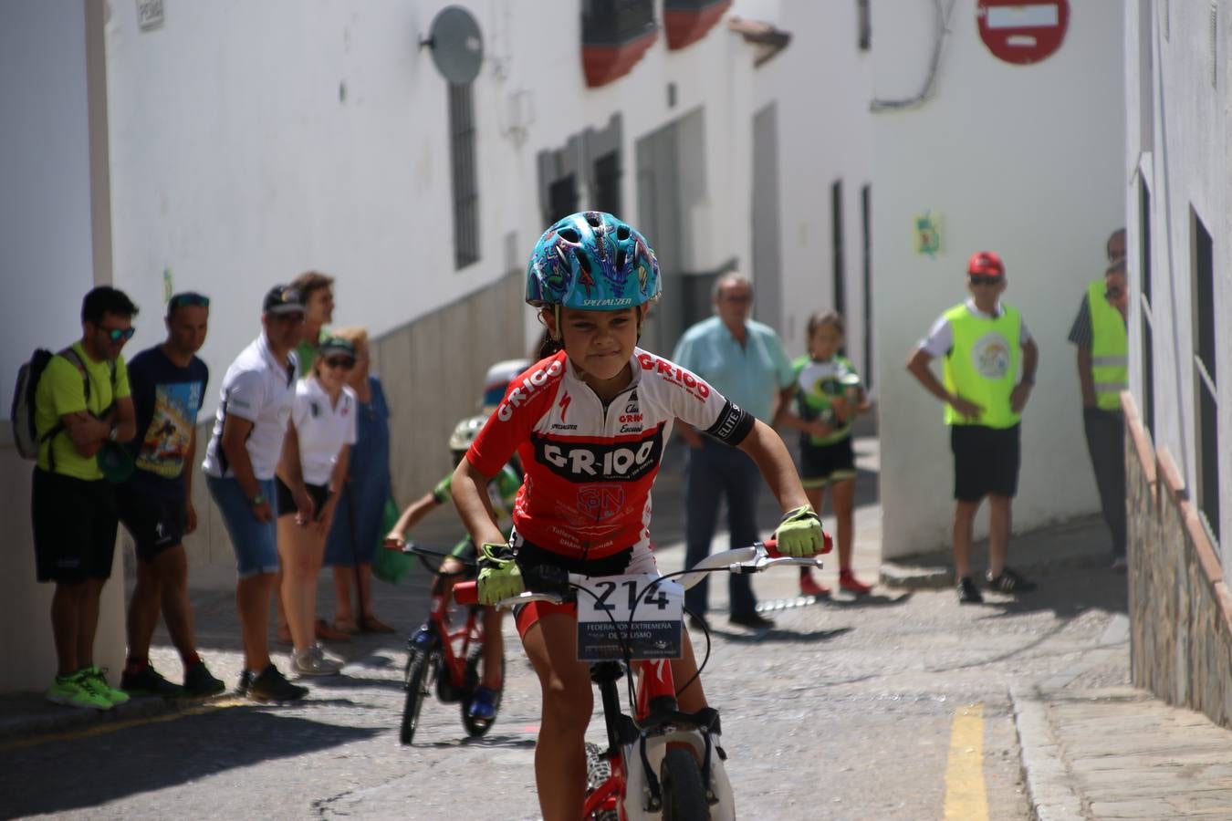 El barrio de 'Santa Catalina' de Jerez de los Caballeros ha acogido, esta mañana, la tercera prueba del Gran Premio Diputación de Badajoz 'Copa Escuelas de ciclismo en carretera', organizada por el Club Ciclista Jerez de los Caballeros y la Federación Extremeña de Ciclismo.Una competición de ciclismo que, como ya adelantó HOY Jerez, fue creada por la Federación Extremeña de Ciclismo con el objetivo de fomentar y seguir practicando deporte cuando ya han terminado todos los circuitos que se celebran durante el curso académico. En la citada prueba, han participado diferentes categorías: cadete, promesa, junior, principiante, alevín e infantil.Juan Luis Soriano, presidente del Club Ciclista Jerez, ha manifestado su satisfacción por el buen desarrollo de la jornada, «este tipo de pruebas son fundamentales para hacer cantera y promover este deporte entre los más pequeños».