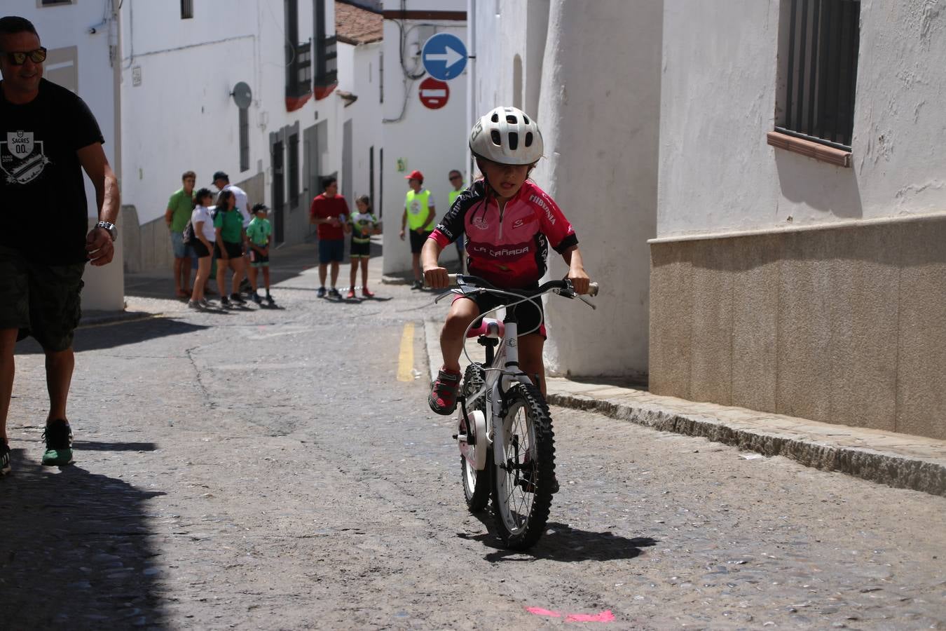 El barrio de 'Santa Catalina' de Jerez de los Caballeros ha acogido, esta mañana, la tercera prueba del Gran Premio Diputación de Badajoz 'Copa Escuelas de ciclismo en carretera', organizada por el Club Ciclista Jerez de los Caballeros y la Federación Extremeña de Ciclismo.Una competición de ciclismo que, como ya adelantó HOY Jerez, fue creada por la Federación Extremeña de Ciclismo con el objetivo de fomentar y seguir practicando deporte cuando ya han terminado todos los circuitos que se celebran durante el curso académico. En la citada prueba, han participado diferentes categorías: cadete, promesa, junior, principiante, alevín e infantil.Juan Luis Soriano, presidente del Club Ciclista Jerez, ha manifestado su satisfacción por el buen desarrollo de la jornada, «este tipo de pruebas son fundamentales para hacer cantera y promover este deporte entre los más pequeños».