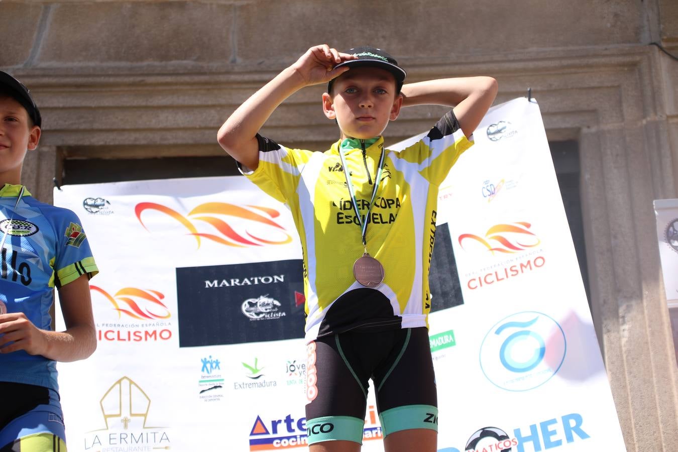 El barrio de 'Santa Catalina' de Jerez de los Caballeros ha acogido, esta mañana, la tercera prueba del Gran Premio Diputación de Badajoz 'Copa Escuelas de ciclismo en carretera', organizada por el Club Ciclista Jerez de los Caballeros y la Federación Extremeña de Ciclismo.Una competición de ciclismo que, como ya adelantó HOY Jerez, fue creada por la Federación Extremeña de Ciclismo con el objetivo de fomentar y seguir practicando deporte cuando ya han terminado todos los circuitos que se celebran durante el curso académico. En la citada prueba, han participado diferentes categorías: cadete, promesa, junior, principiante, alevín e infantil.Juan Luis Soriano, presidente del Club Ciclista Jerez, ha manifestado su satisfacción por el buen desarrollo de la jornada, «este tipo de pruebas son fundamentales para hacer cantera y promover este deporte entre los más pequeños».