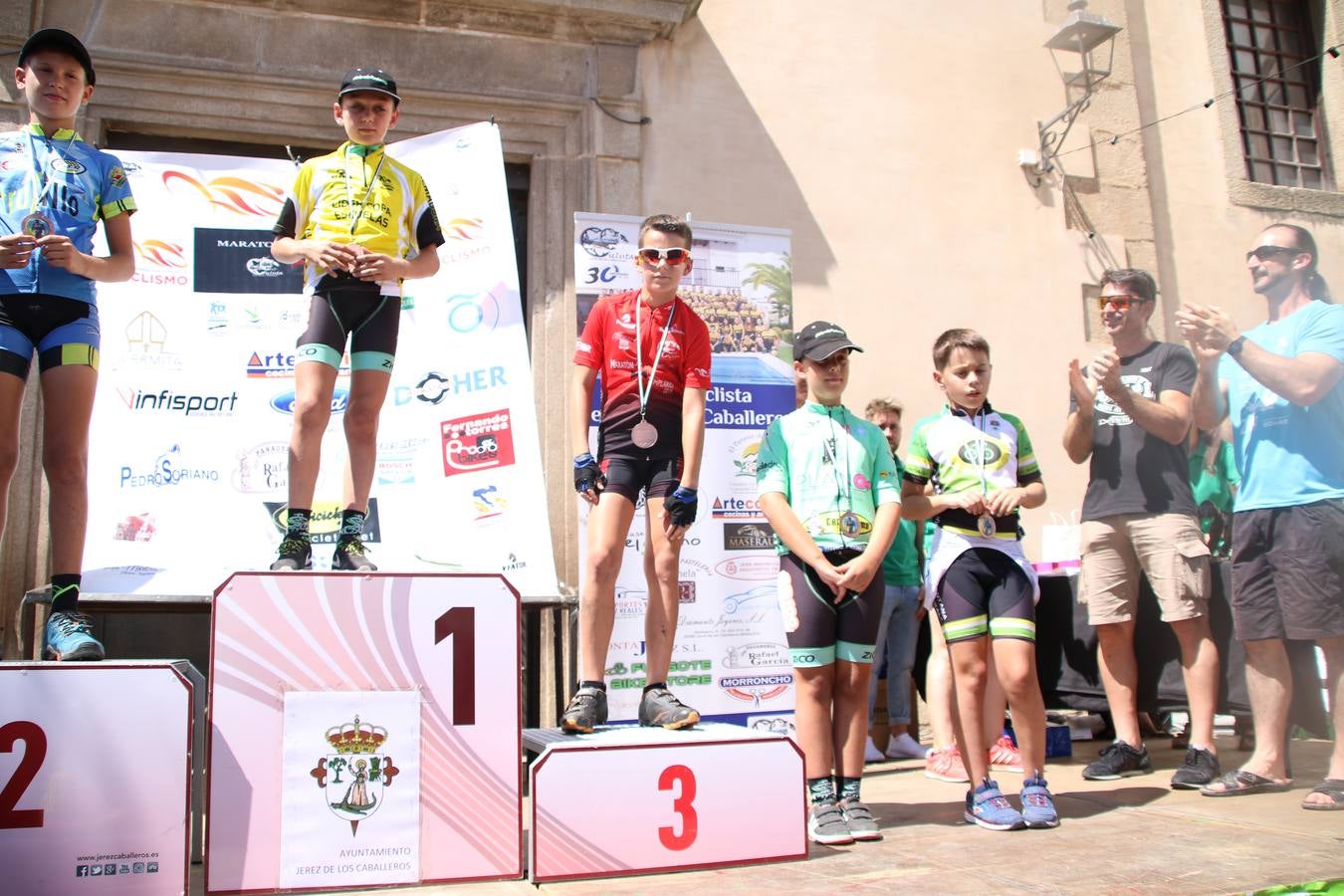 El barrio de 'Santa Catalina' de Jerez de los Caballeros ha acogido, esta mañana, la tercera prueba del Gran Premio Diputación de Badajoz 'Copa Escuelas de ciclismo en carretera', organizada por el Club Ciclista Jerez de los Caballeros y la Federación Extremeña de Ciclismo.Una competición de ciclismo que, como ya adelantó HOY Jerez, fue creada por la Federación Extremeña de Ciclismo con el objetivo de fomentar y seguir practicando deporte cuando ya han terminado todos los circuitos que se celebran durante el curso académico. En la citada prueba, han participado diferentes categorías: cadete, promesa, junior, principiante, alevín e infantil.Juan Luis Soriano, presidente del Club Ciclista Jerez, ha manifestado su satisfacción por el buen desarrollo de la jornada, «este tipo de pruebas son fundamentales para hacer cantera y promover este deporte entre los más pequeños».