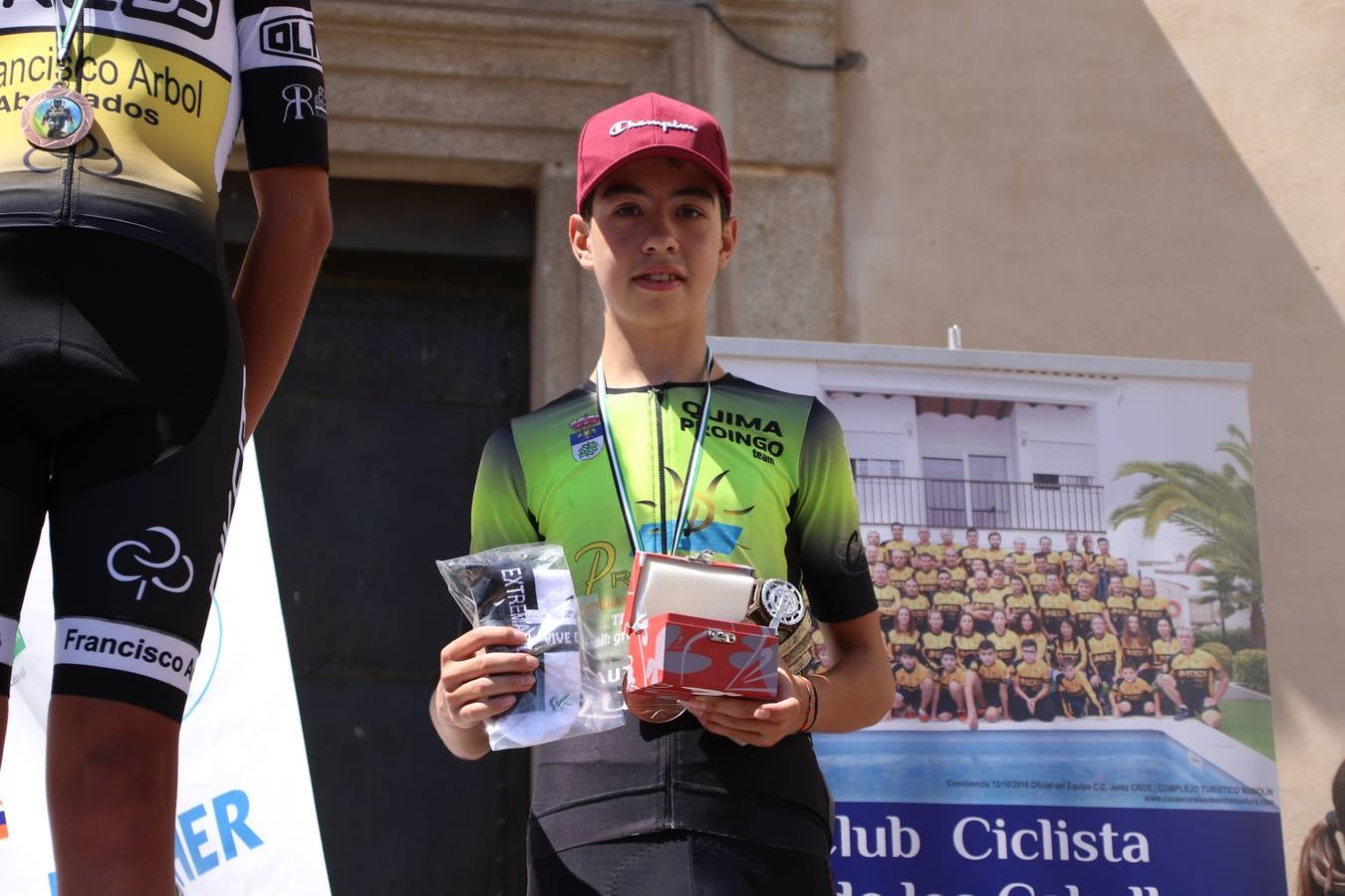 El barrio de 'Santa Catalina' de Jerez de los Caballeros ha acogido, esta mañana, la tercera prueba del Gran Premio Diputación de Badajoz 'Copa Escuelas de ciclismo en carretera', organizada por el Club Ciclista Jerez de los Caballeros y la Federación Extremeña de Ciclismo.Una competición de ciclismo que, como ya adelantó HOY Jerez, fue creada por la Federación Extremeña de Ciclismo con el objetivo de fomentar y seguir practicando deporte cuando ya han terminado todos los circuitos que se celebran durante el curso académico. En la citada prueba, han participado diferentes categorías: cadete, promesa, junior, principiante, alevín e infantil.Juan Luis Soriano, presidente del Club Ciclista Jerez, ha manifestado su satisfacción por el buen desarrollo de la jornada, «este tipo de pruebas son fundamentales para hacer cantera y promover este deporte entre los más pequeños».